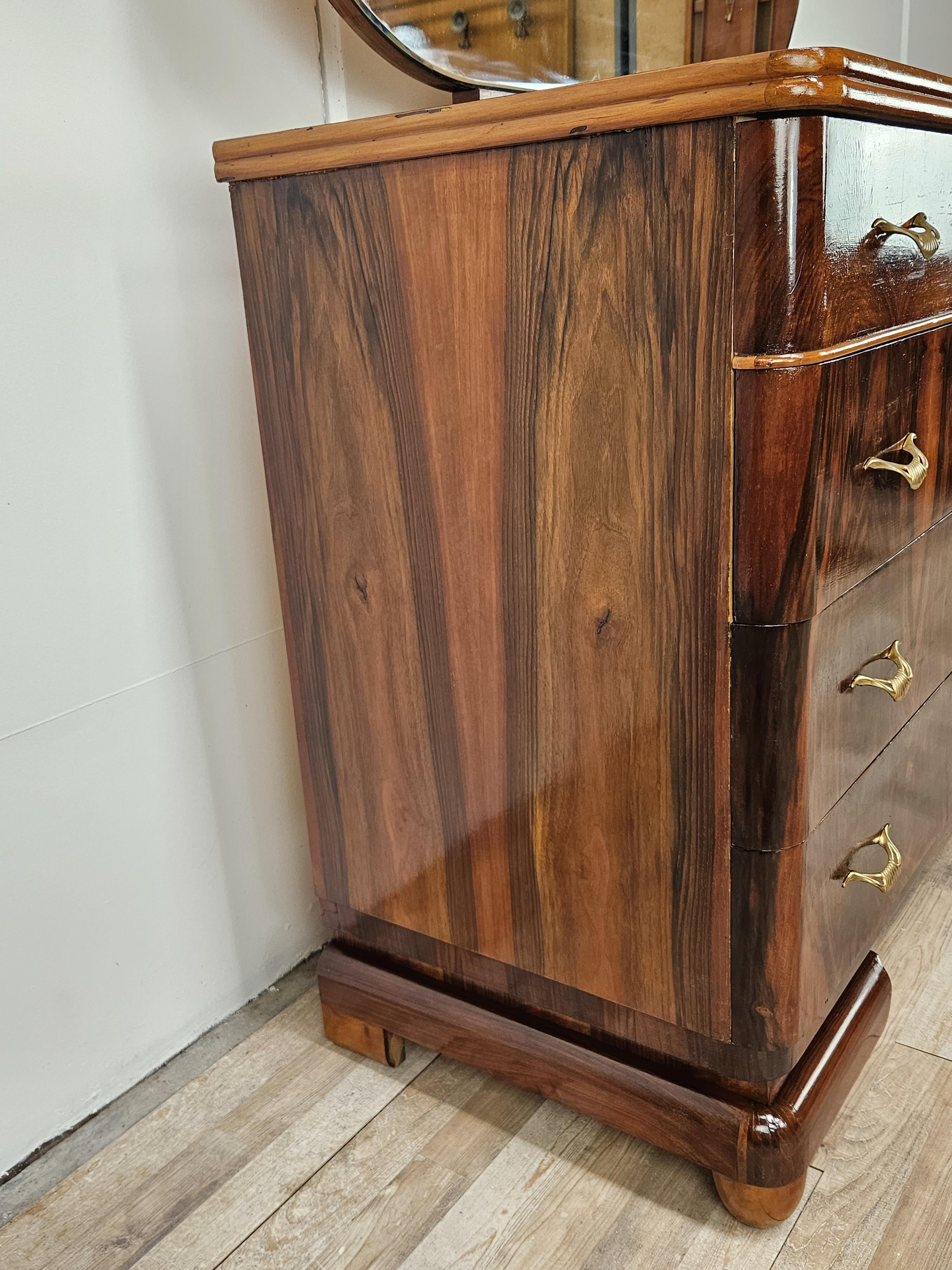 Ottone Cassettone in noce e acero del 1940 con specchio ovale Art Decò XX secolo in vendita