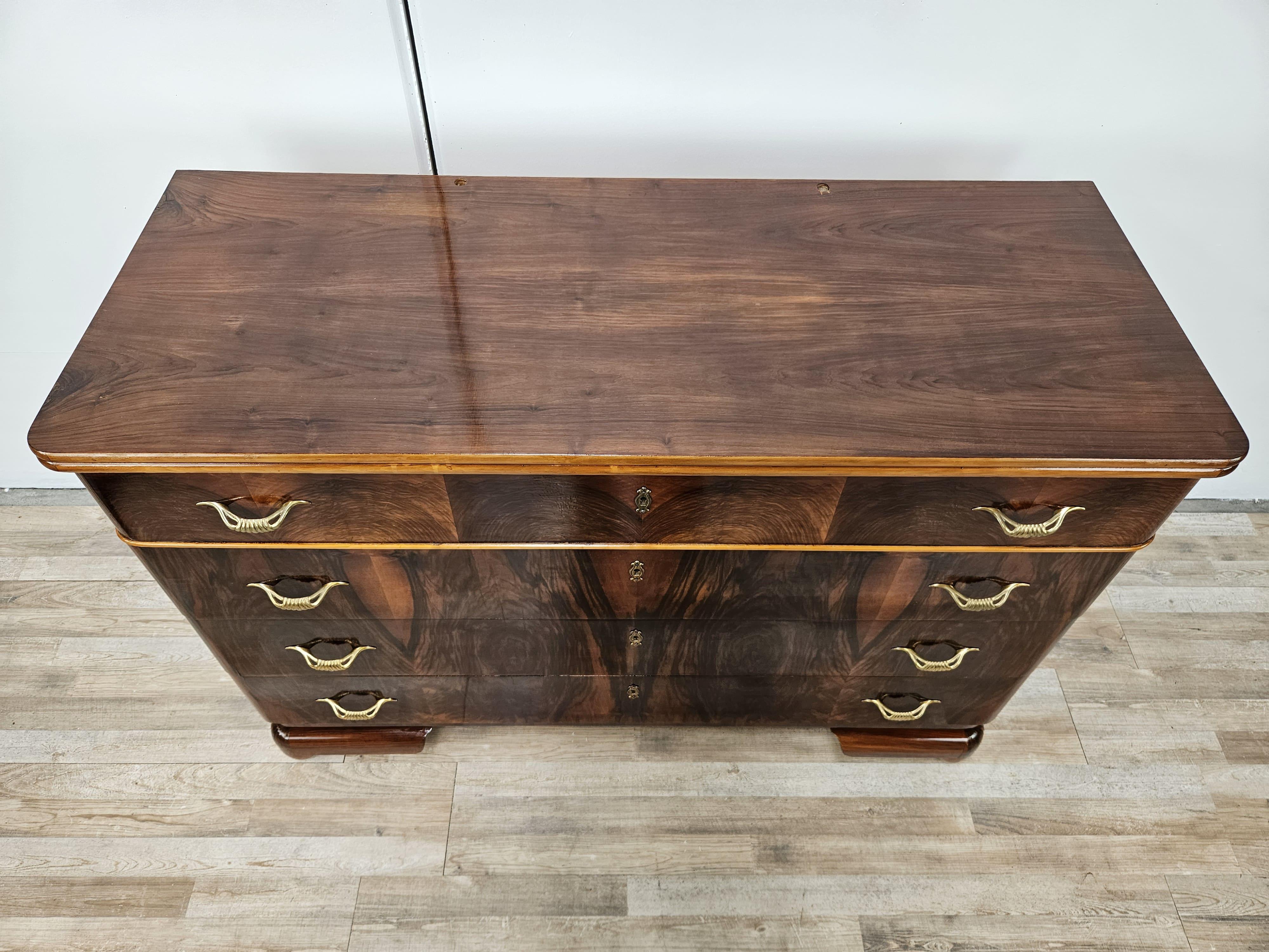 Cassettone in noce e acero del 1940 con specchio ovale Art Decò XX secolo in vendita 2