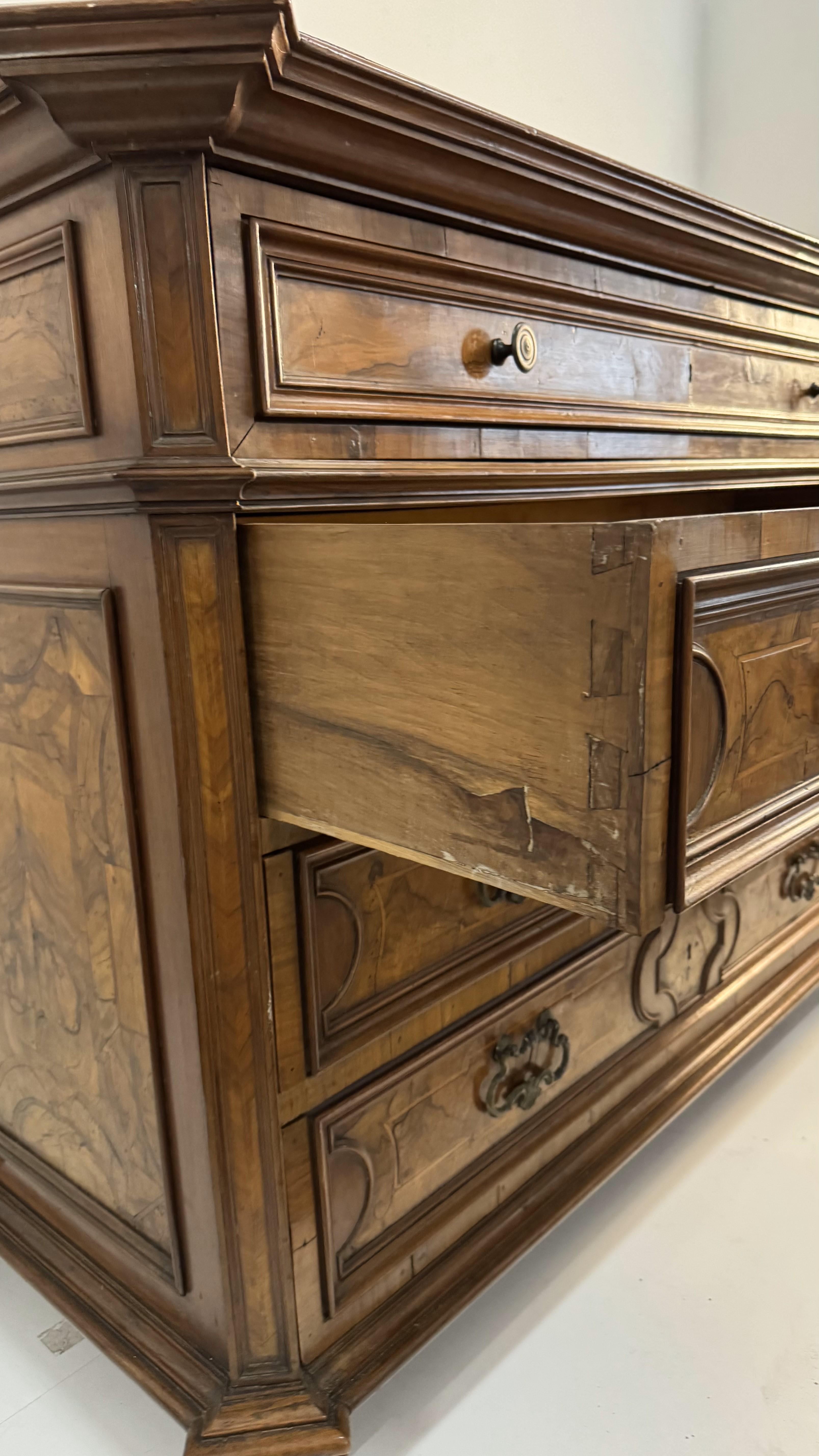 17th Century Cassettone in noce e in parte lastronato in noce, fine XVII secolo in vendita