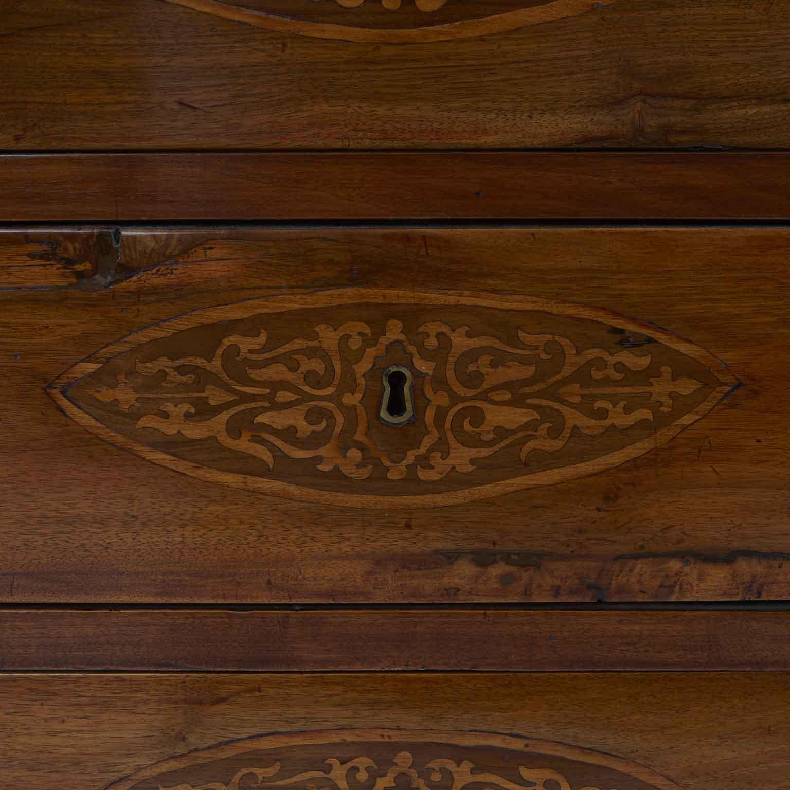 Cassettone Italiano A Lira In Noce massello Con Intarsi sul fronte e sul piano. Tre Cassetti 1800 di provenienza piemontese in ottimo stato di conservazione, è stato restaurato venti anni fa circa. I piedi a mensola sono decorati frontalmente da un
