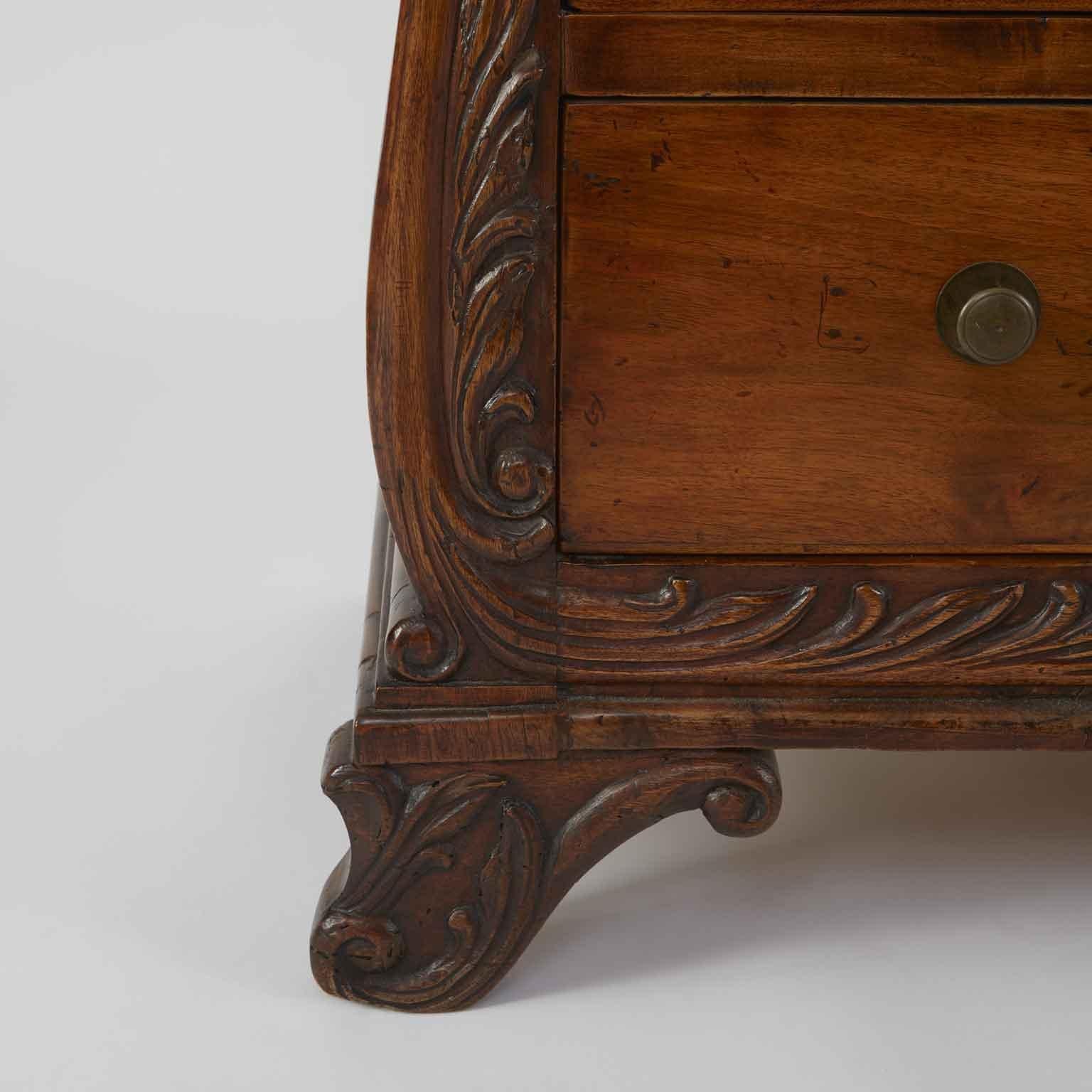 Carlo X Cassettone Italiano a Lira Con Intarsi e Tre Cassetti Piemonte 1800 in vendita