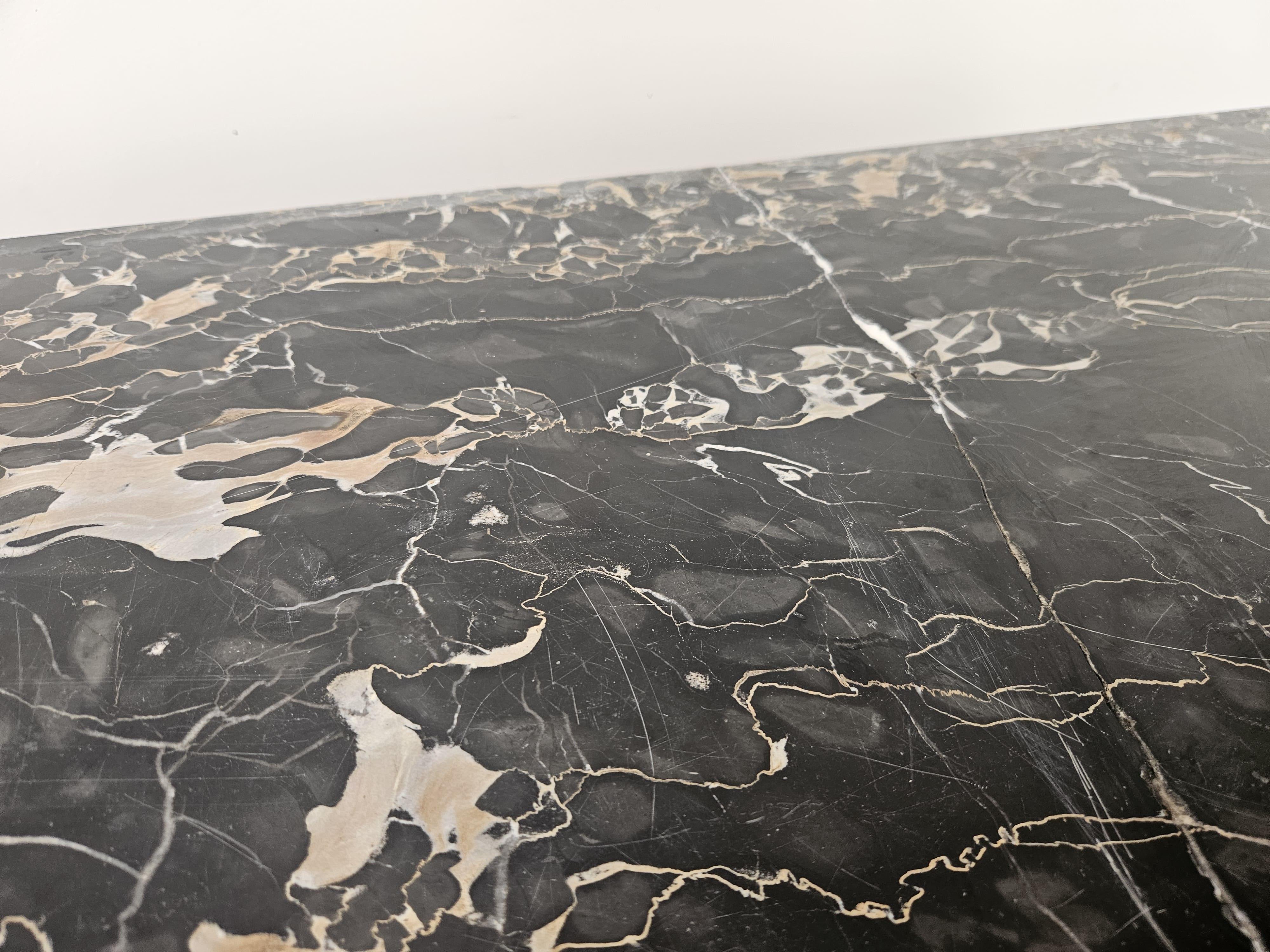 Cassettone italiano Art Decò in piuma di mogano con piano in marmo anni '40 in vendita 2