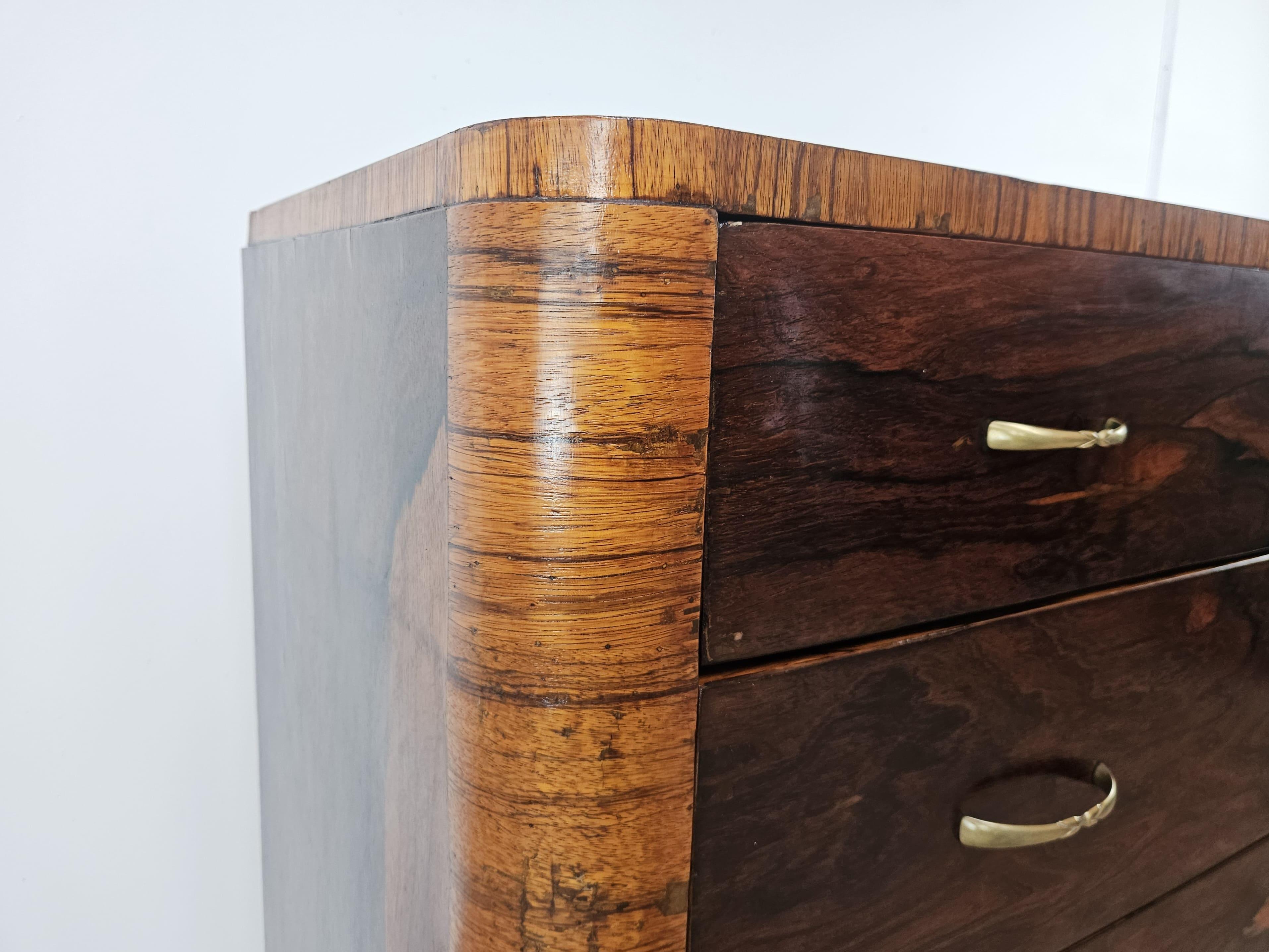 Cassettone italiano Art Decò in piuma di mogano con piano in marmo anni '40 in vendita 3