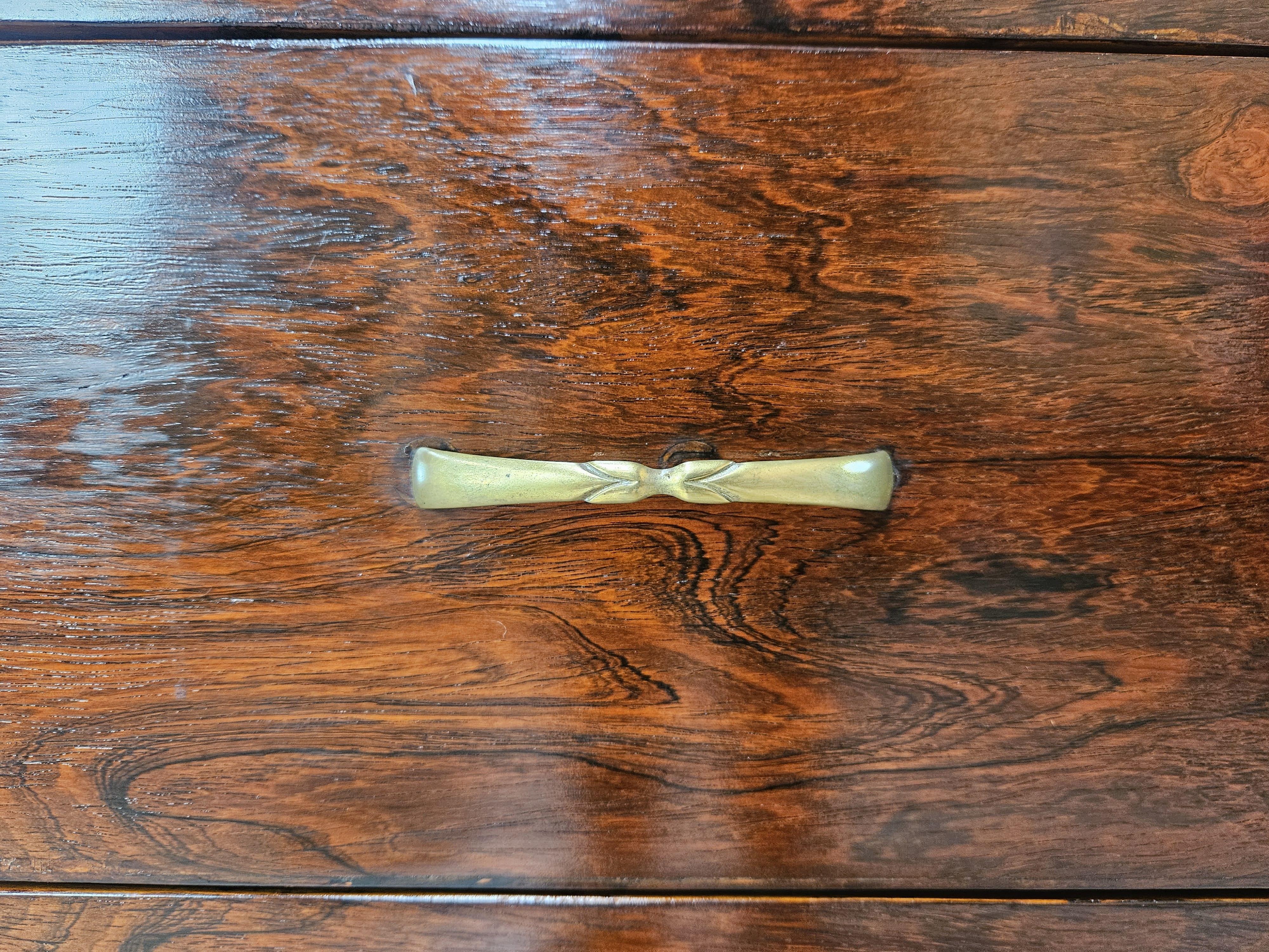 Cassettone italiano Art Decò in piuma di mogano con piano in marmo anni '40 in vendita 4