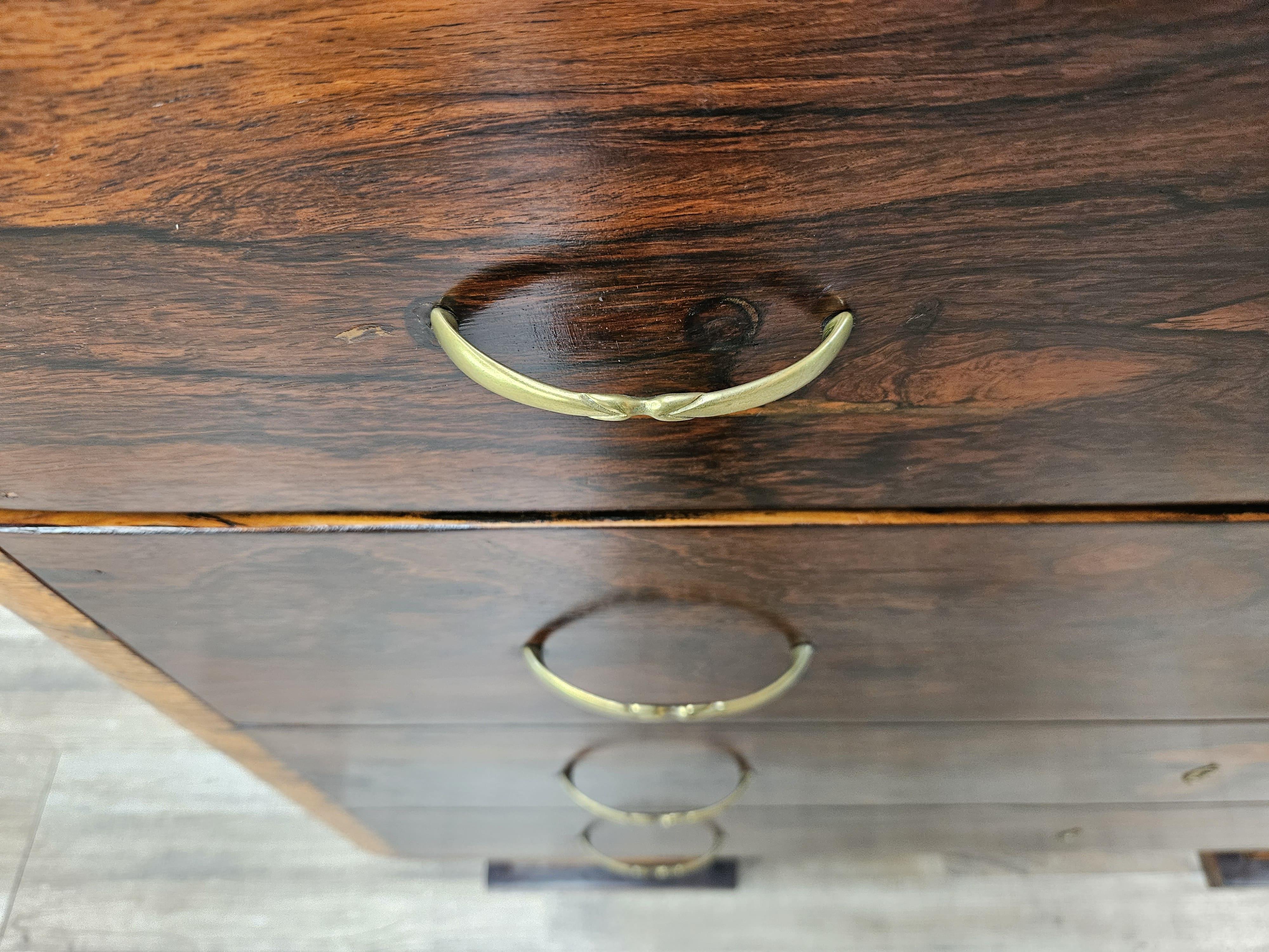 Cassettone italiano Art Decò in piuma di mogano con piano in marmo anni '40 in vendita 5