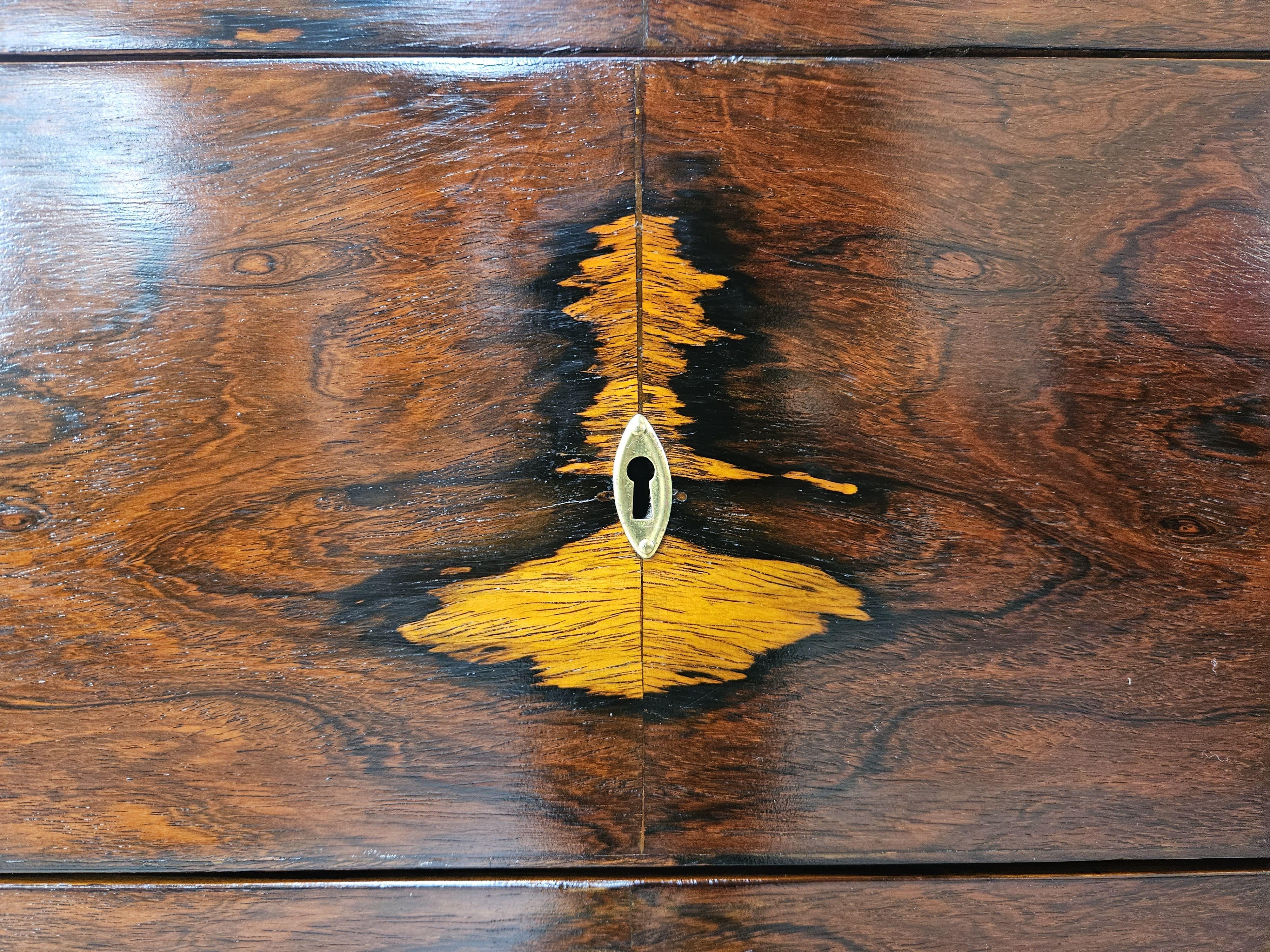 Cassettone italiano Art Decò in piuma di mogano con piano in marmo anni '40 in vendita 6