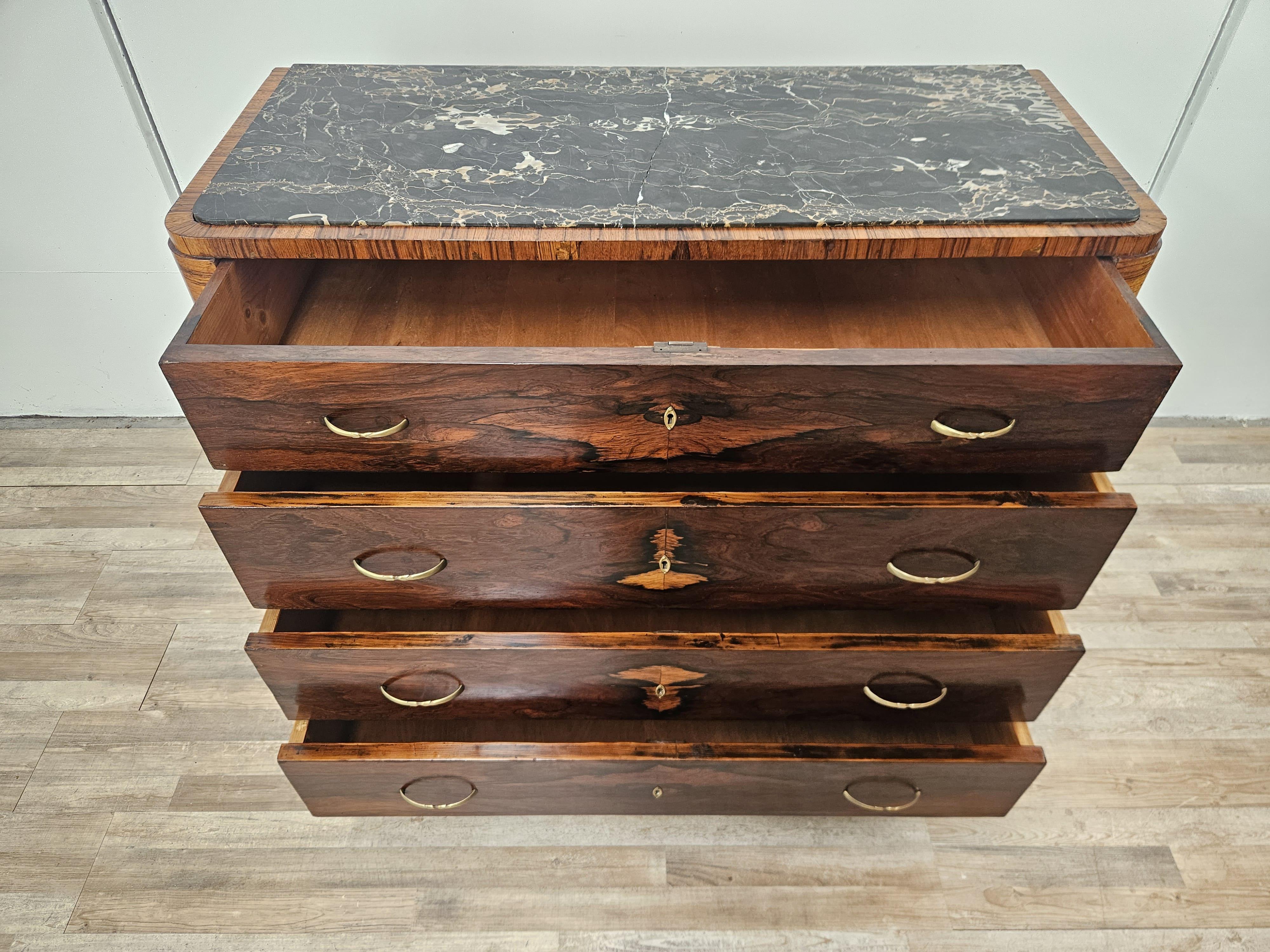 Cassettone italiano Art Decò in piuma di mogano con piano in marmo anni '40 in vendita 7
