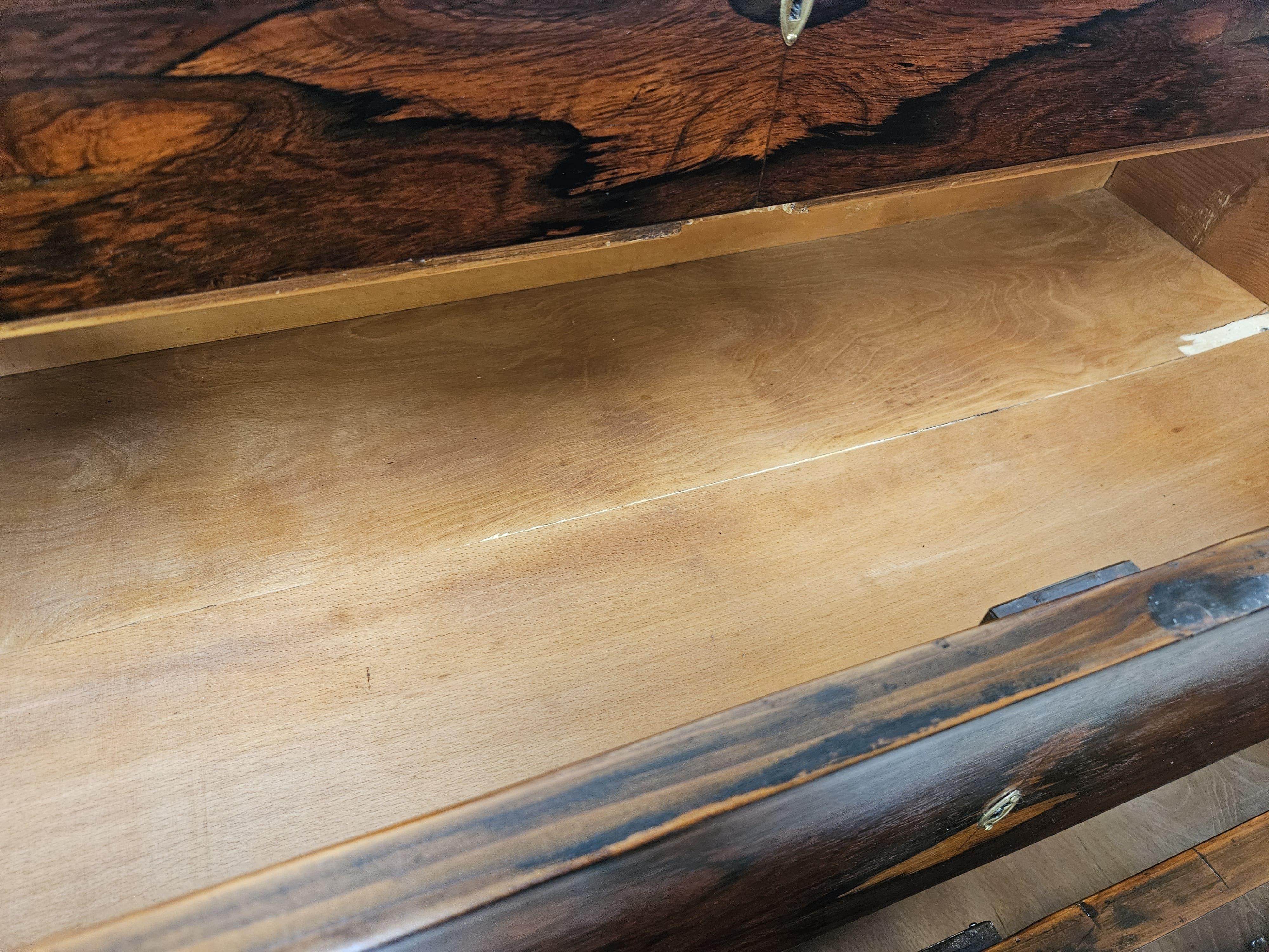 Cassettone italiano Art Decò in piuma di mogano con piano in marmo anni '40 in vendita 9
