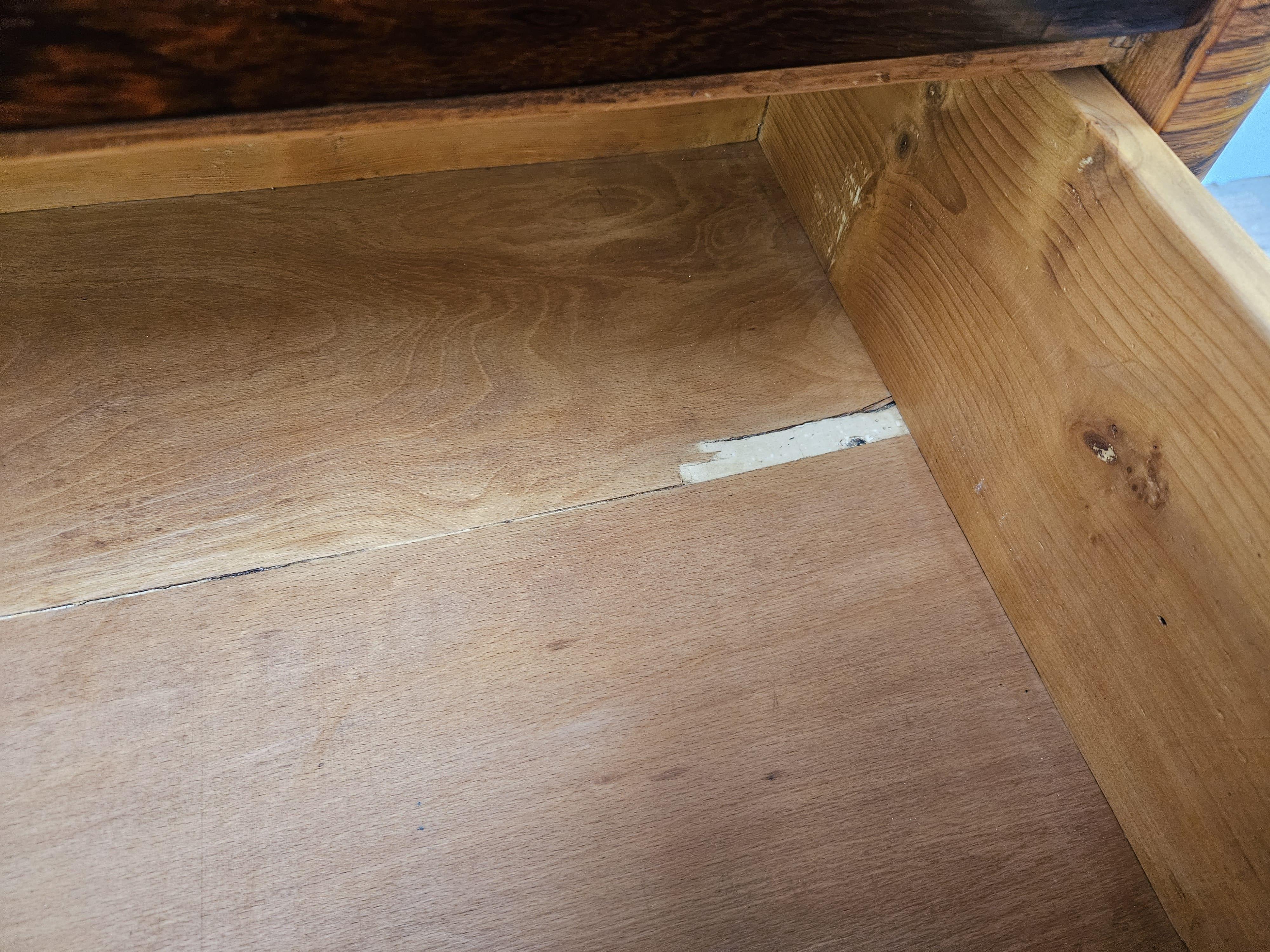 Cassettone italiano Art Decò in piuma di mogano con piano in marmo anni '40 in vendita 10