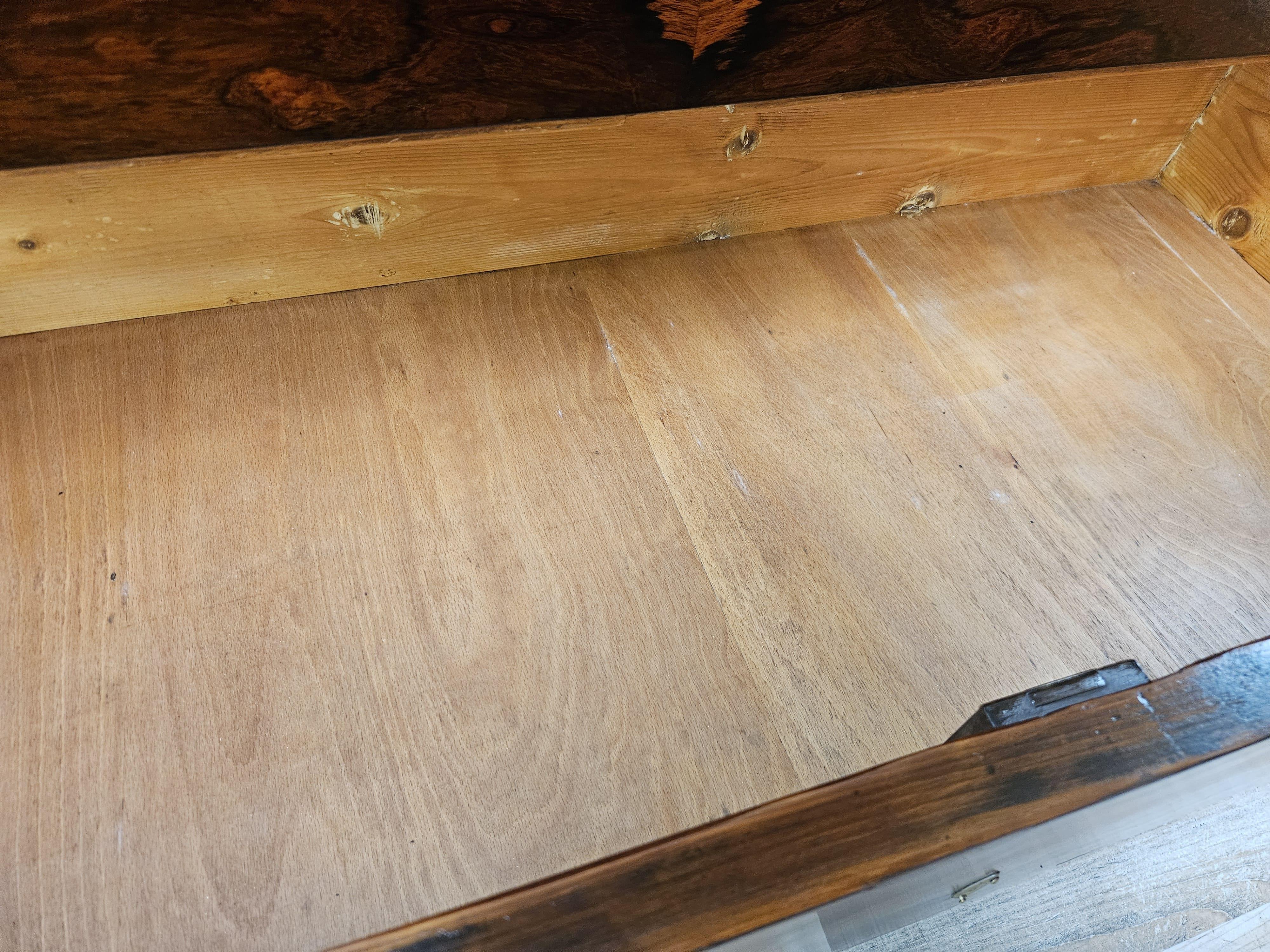 Cassettone italiano Art Decò in piuma di mogano con piano in marmo anni '40 in vendita 11