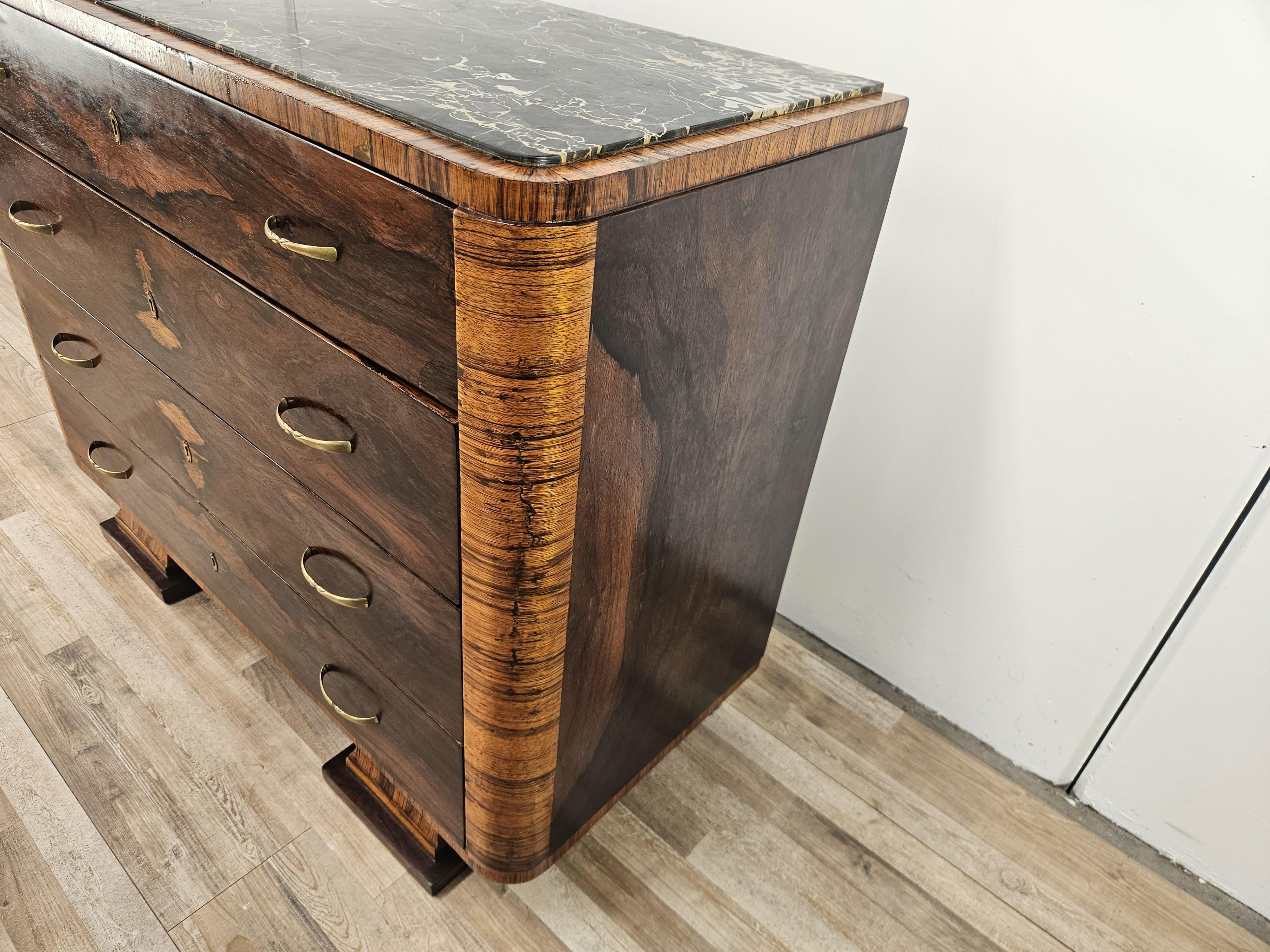 Art Déco Cassettone italiano Art Decò in piuma di mogano con piano in marmo anni '40 in vendita