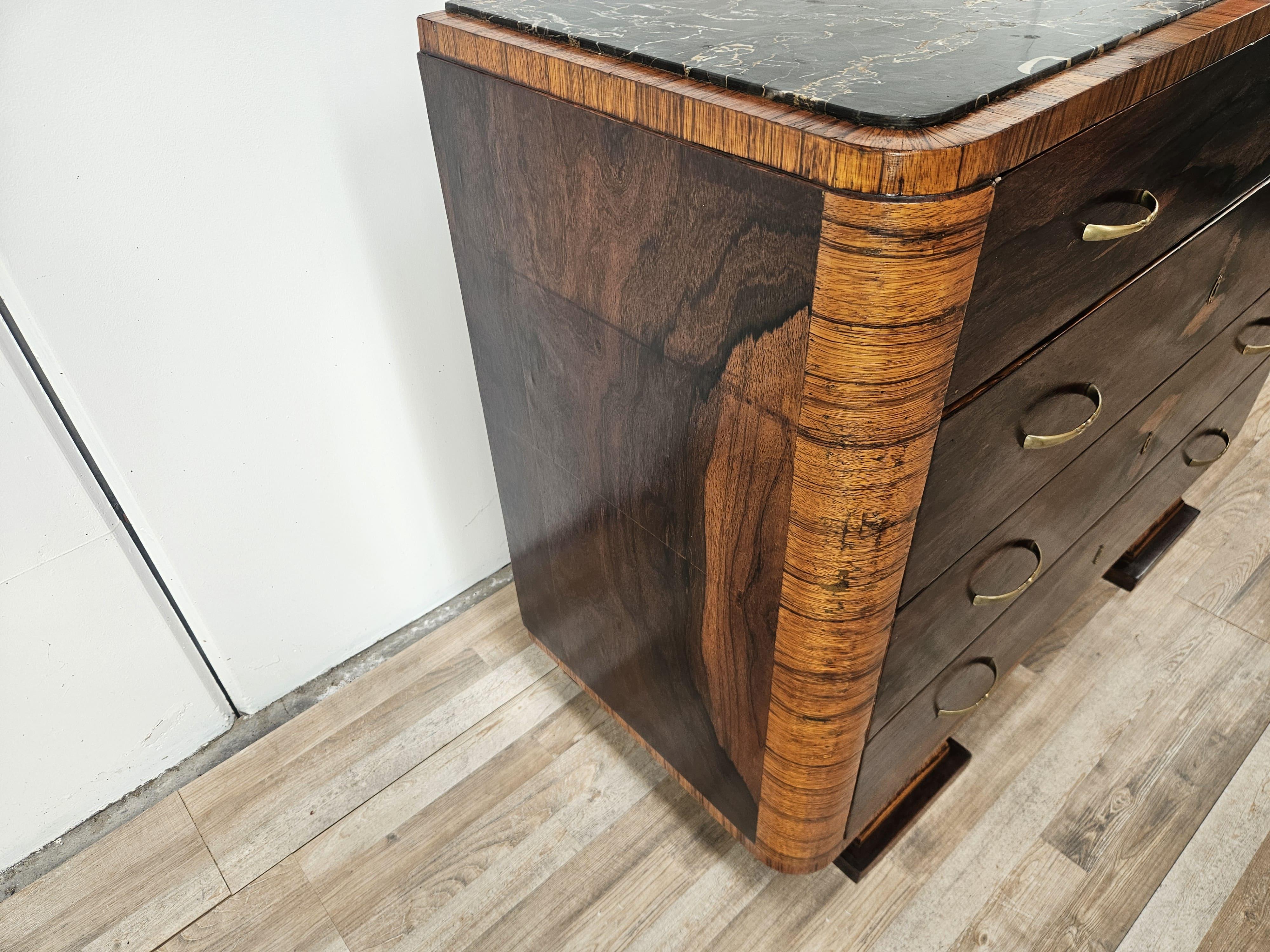 Italian Cassettone italiano Art Decò in piuma di mogano con piano in marmo anni '40 in vendita