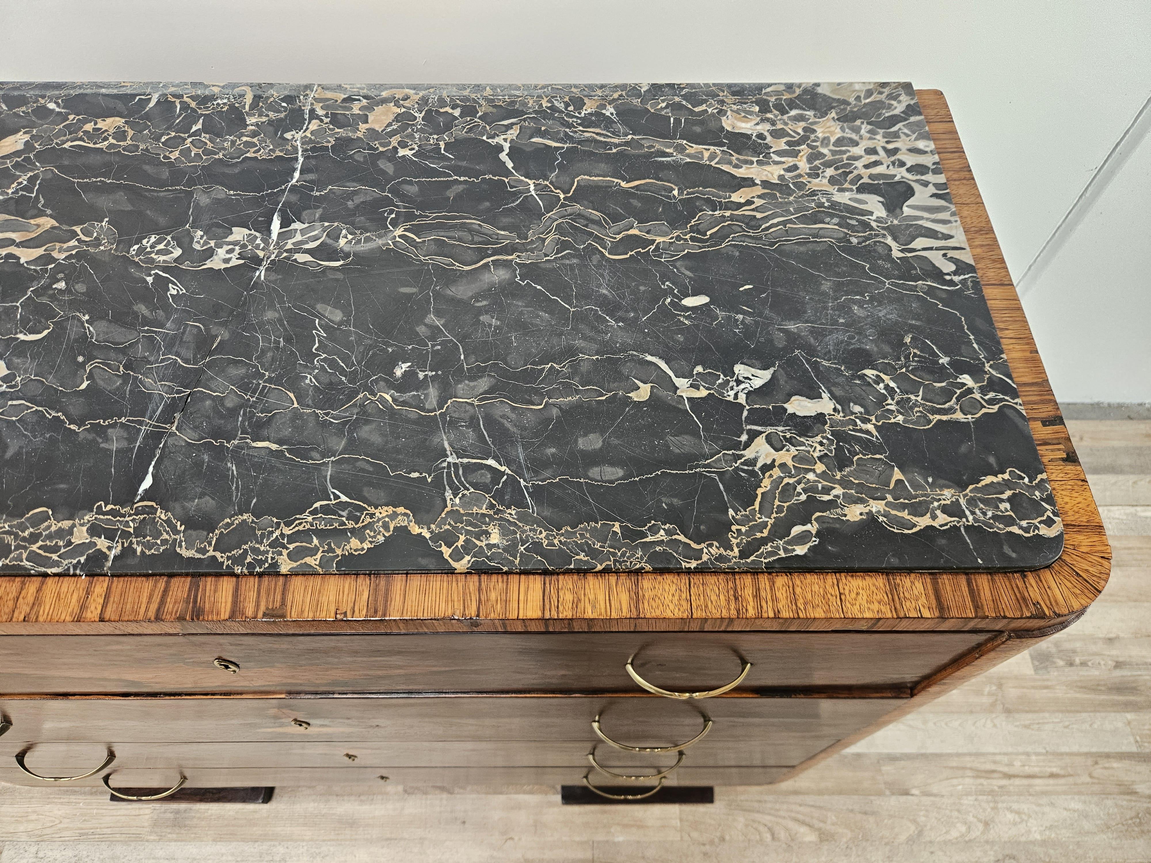 Cassettone italiano Art Decò in piuma di mogano con piano in marmo anni '40 In condizioni buone in vendita a Premariacco, IT