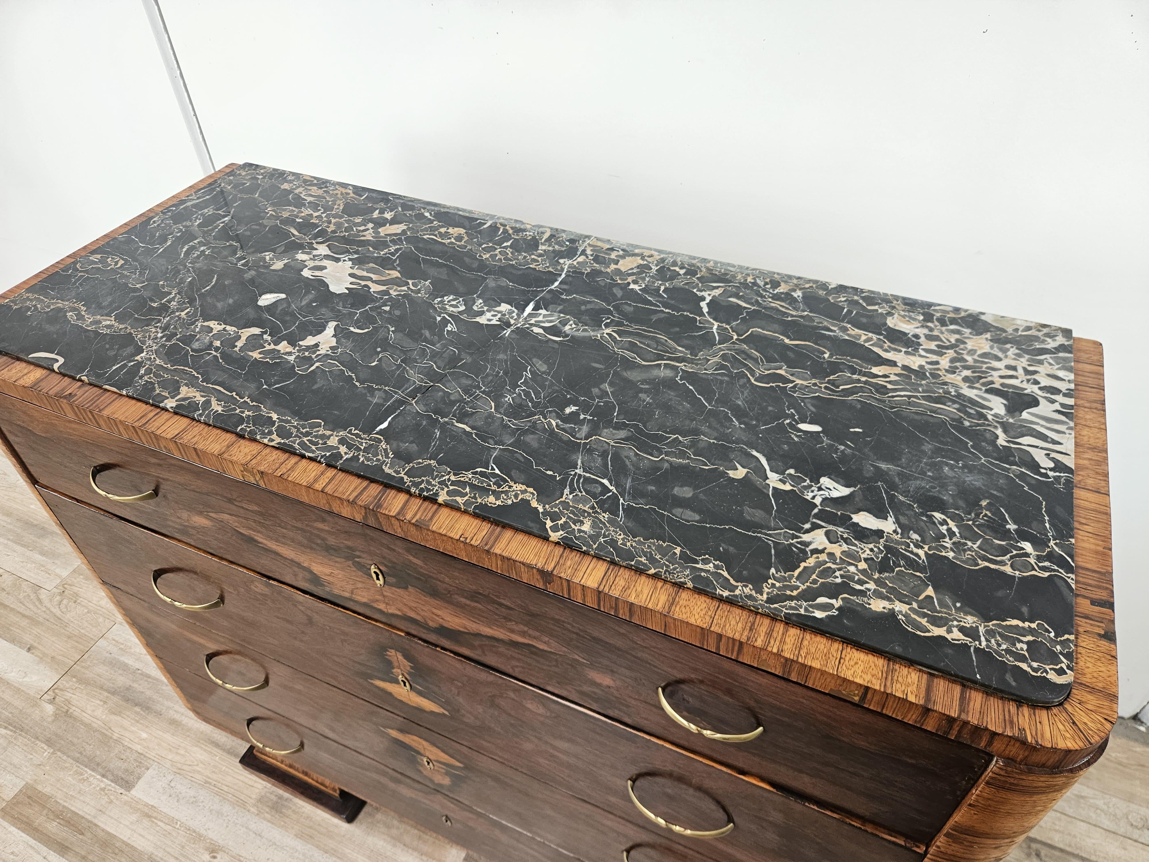 Mid-20th Century Cassettone italiano Art Decò in piuma di mogano con piano in marmo anni '40 in vendita