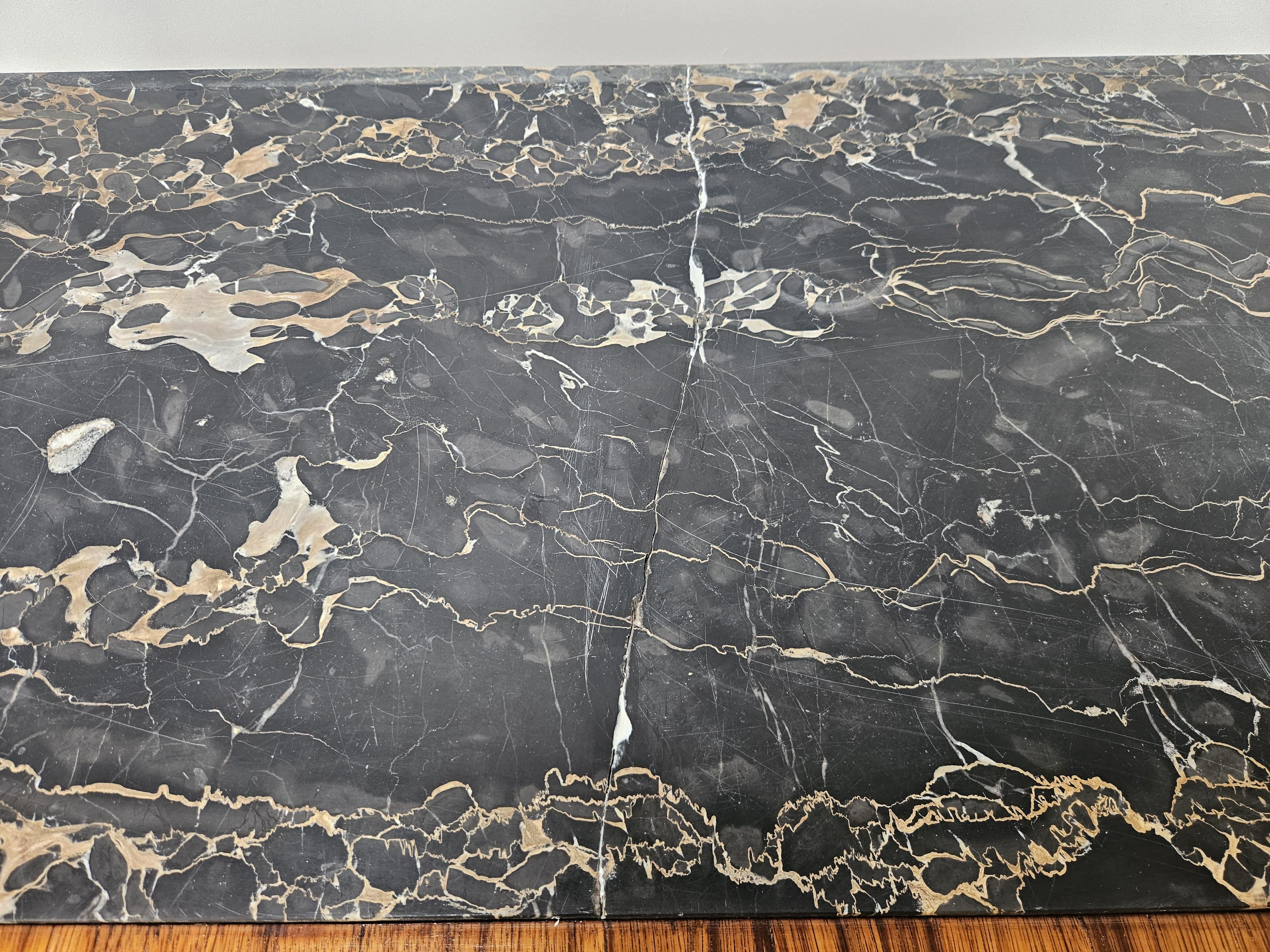 Ottone Cassettone italiano Art Decò in piuma di mogano con piano in marmo anni '40 in vendita
