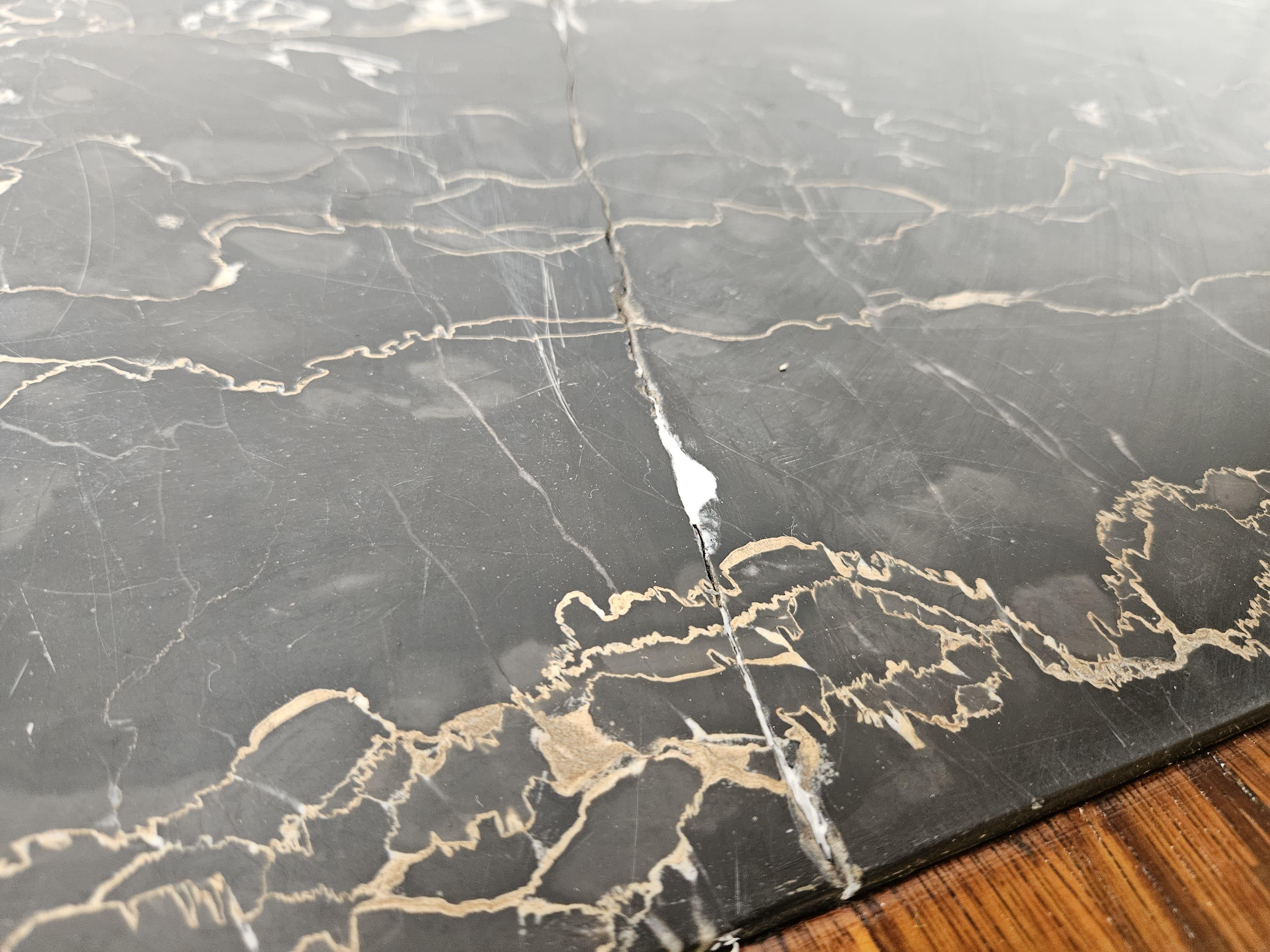 Cassettone italiano Art Decò in piuma di mogano con piano in marmo anni '40 in vendita 1