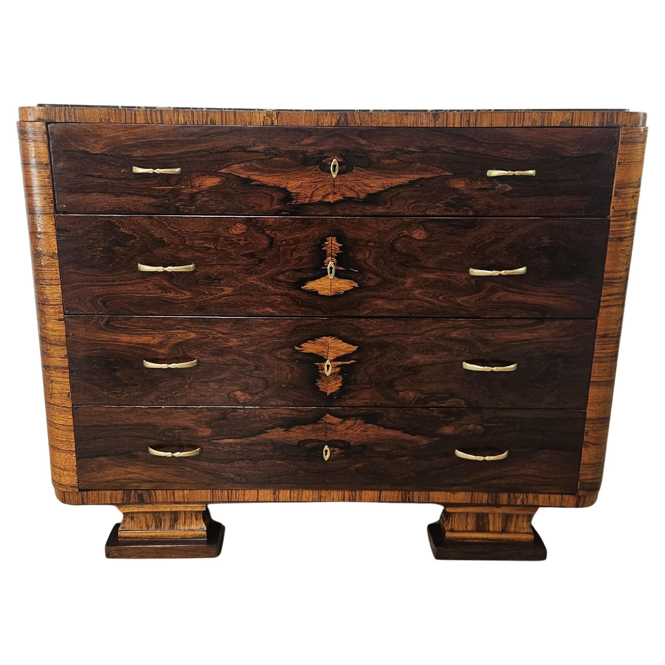 Cassettone italiano Art Decò in piuma di mogano con piano in marmo anni '40 in vendita