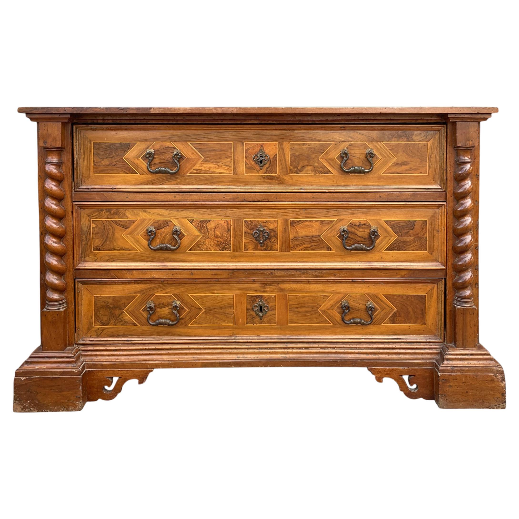 Italian chest of drawers in walnut, late 17th century For Sale