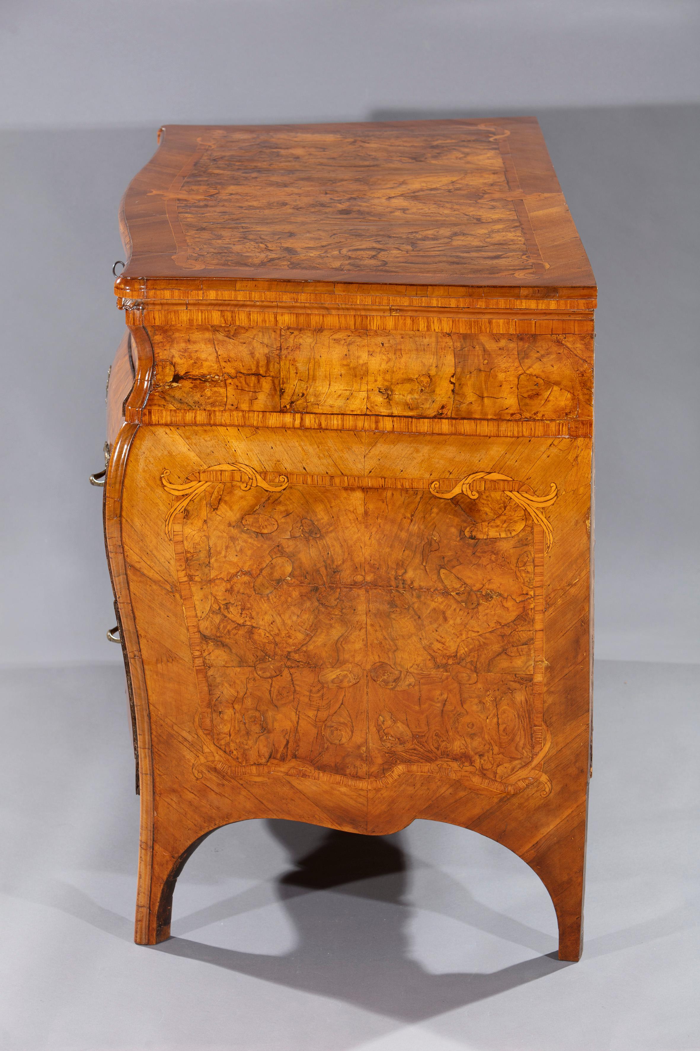 Commode à panneaux en noyer et en ronce de noyer Lombardie, milieu du XVIIIe siècle
Corps à double moulure, façade rythmée par deux tiroirs décorés d'un simple cadre orné aux angles et au centre des côtés de petits éléments feuillagés. Sous la