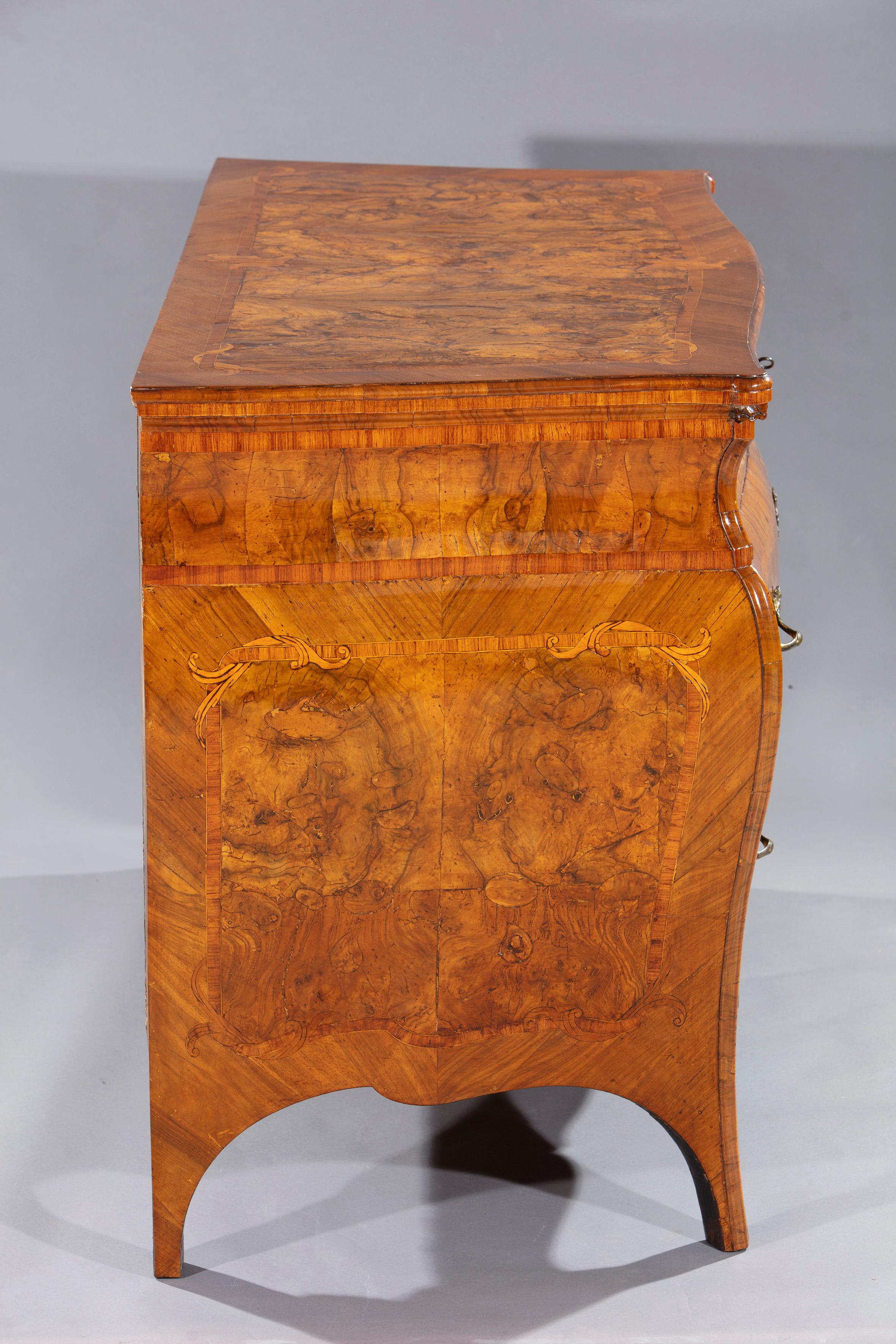 Italian Commode à panneaux en noyer et en ronce de noyer Lombardie, milieu du XVIIIe siècle en vente