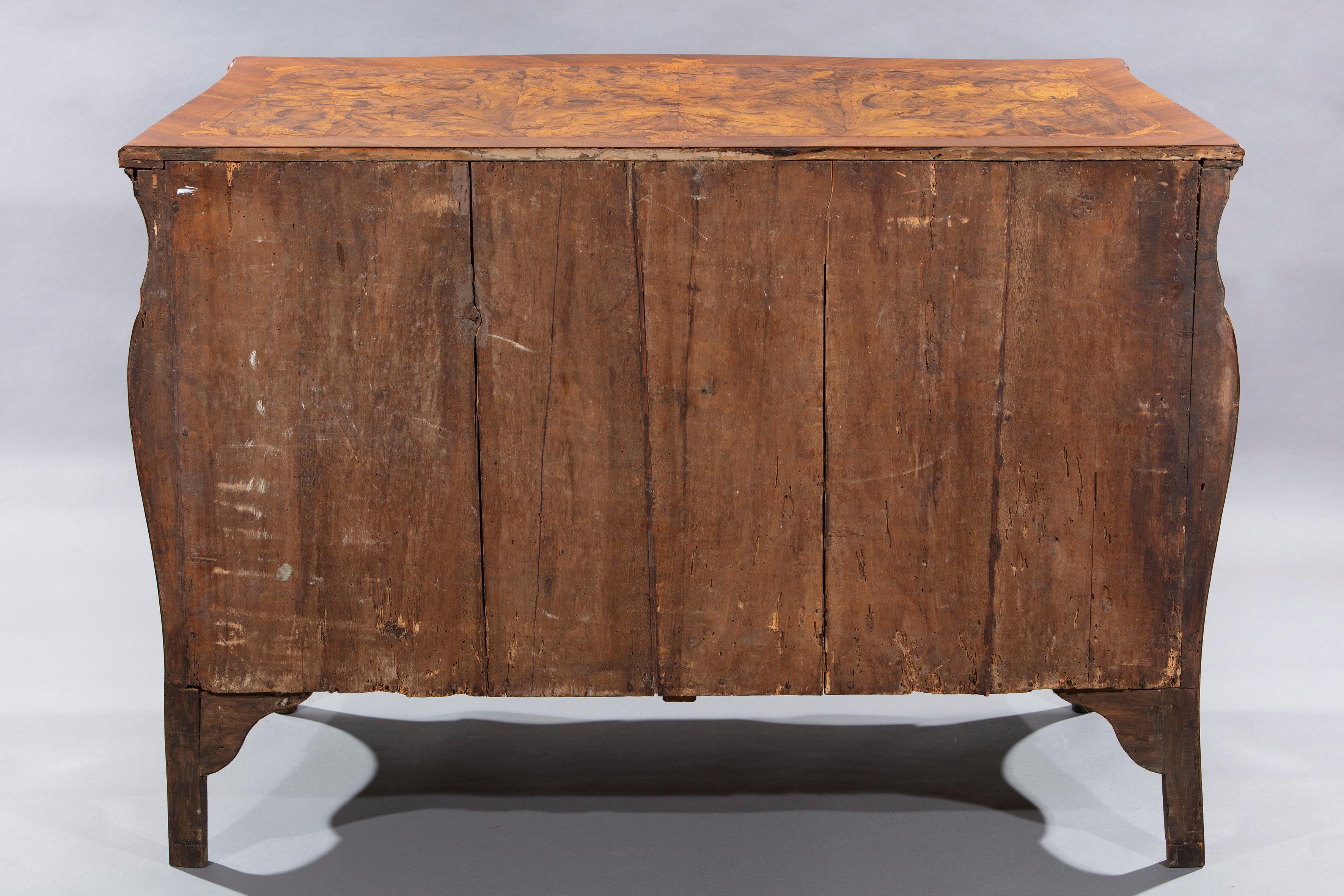 Commode à panneaux en noyer et en ronce de noyer Lombardie, milieu du XVIIIe siècle Bon état - En vente à Milano, IT