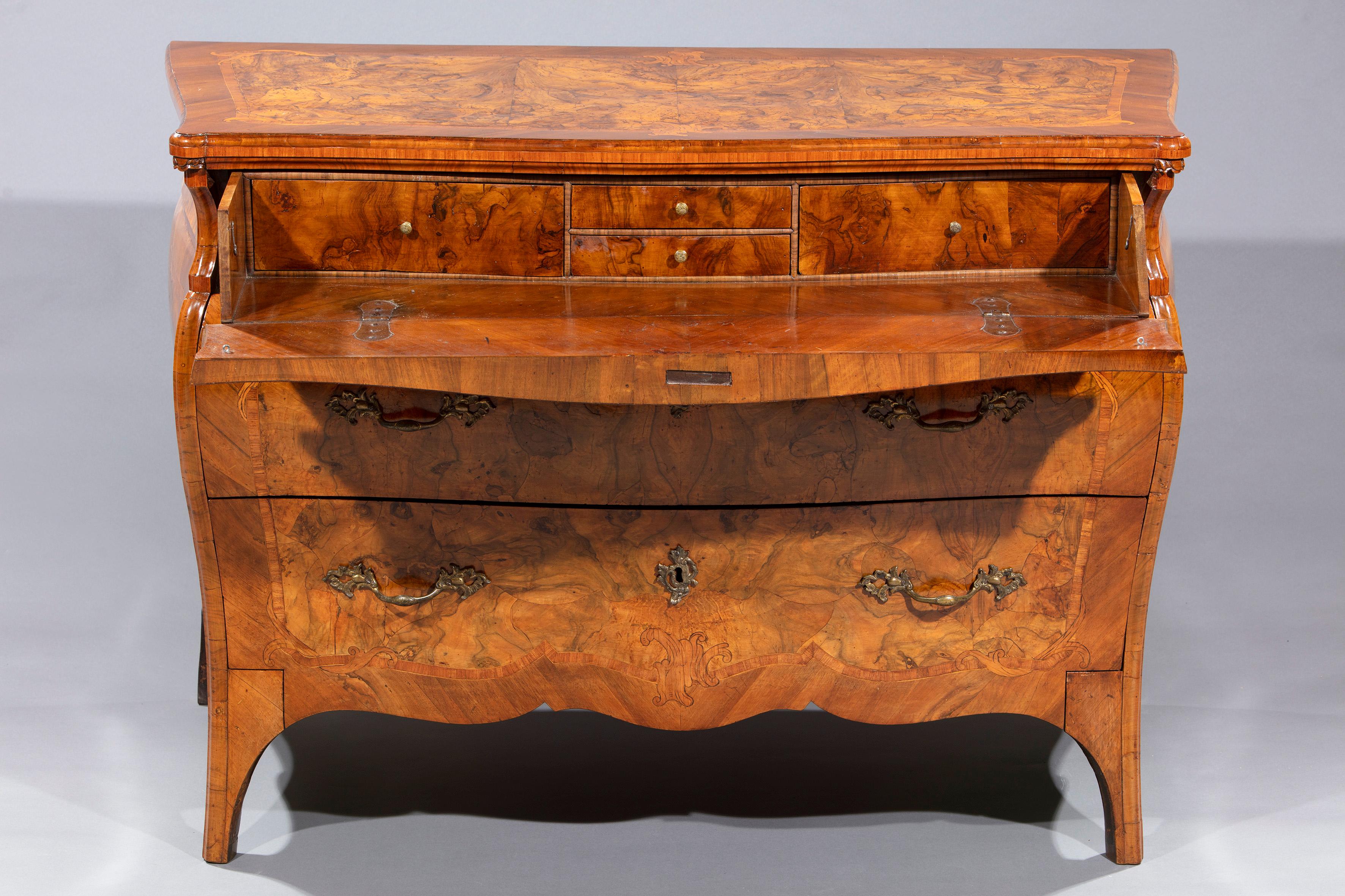18th Century Commode à panneaux en noyer et en ronce de noyer Lombardie, milieu du XVIIIe siècle en vente