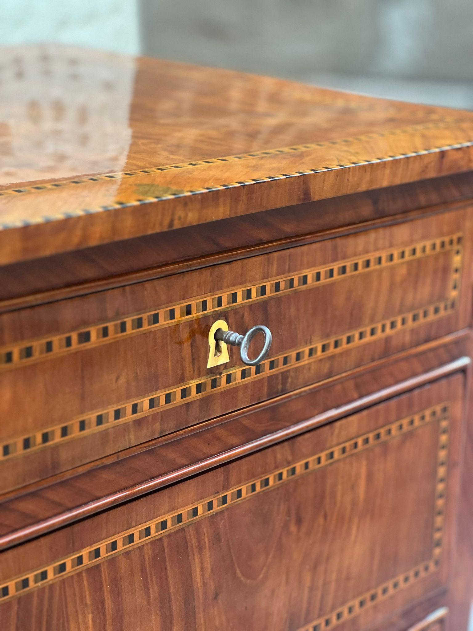 Elegant walnut chest of drawers threaded with 