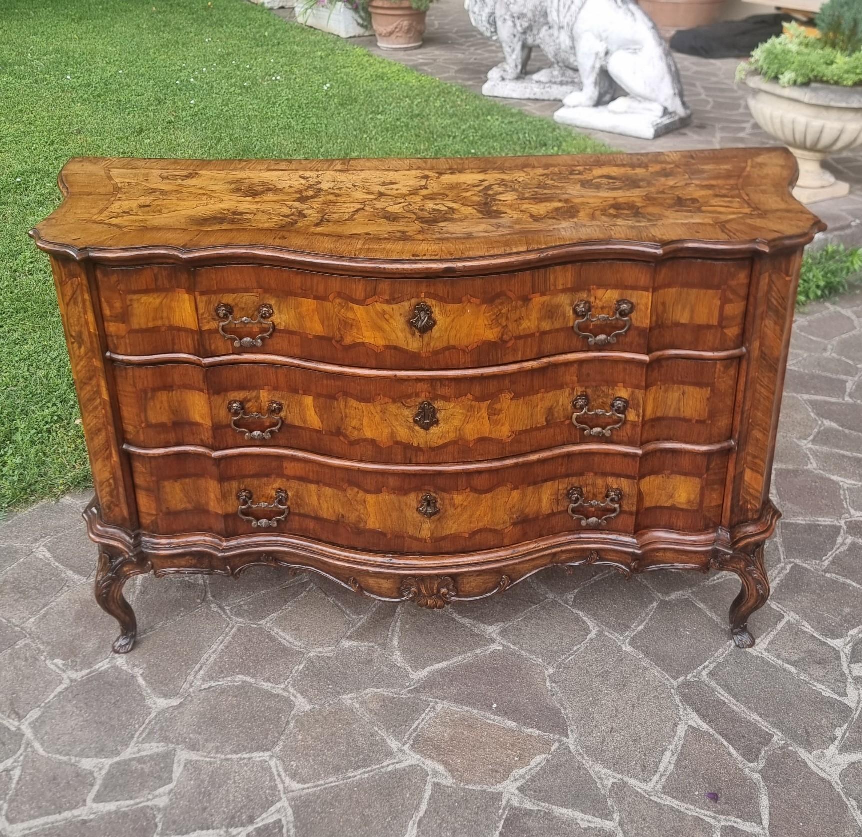 Cassettone veneziano del 700 in radica di noce  da palazzo signorile in vendita 4