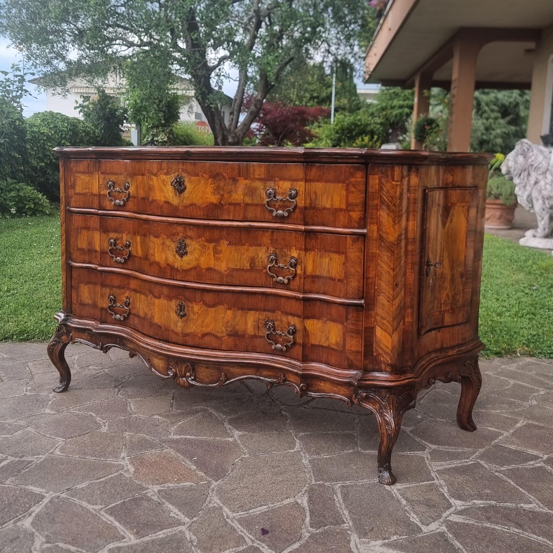 Cassettone Veneziano del '700 in Radica di Noce – Eleganza da Palazzo Signorile

Un capolavoro d’epoca con anima veneziana

Questo straordinario cassettone veneziano del XVIII secolo, realizzato in pregiata radica di noce, proviene da un palazzo