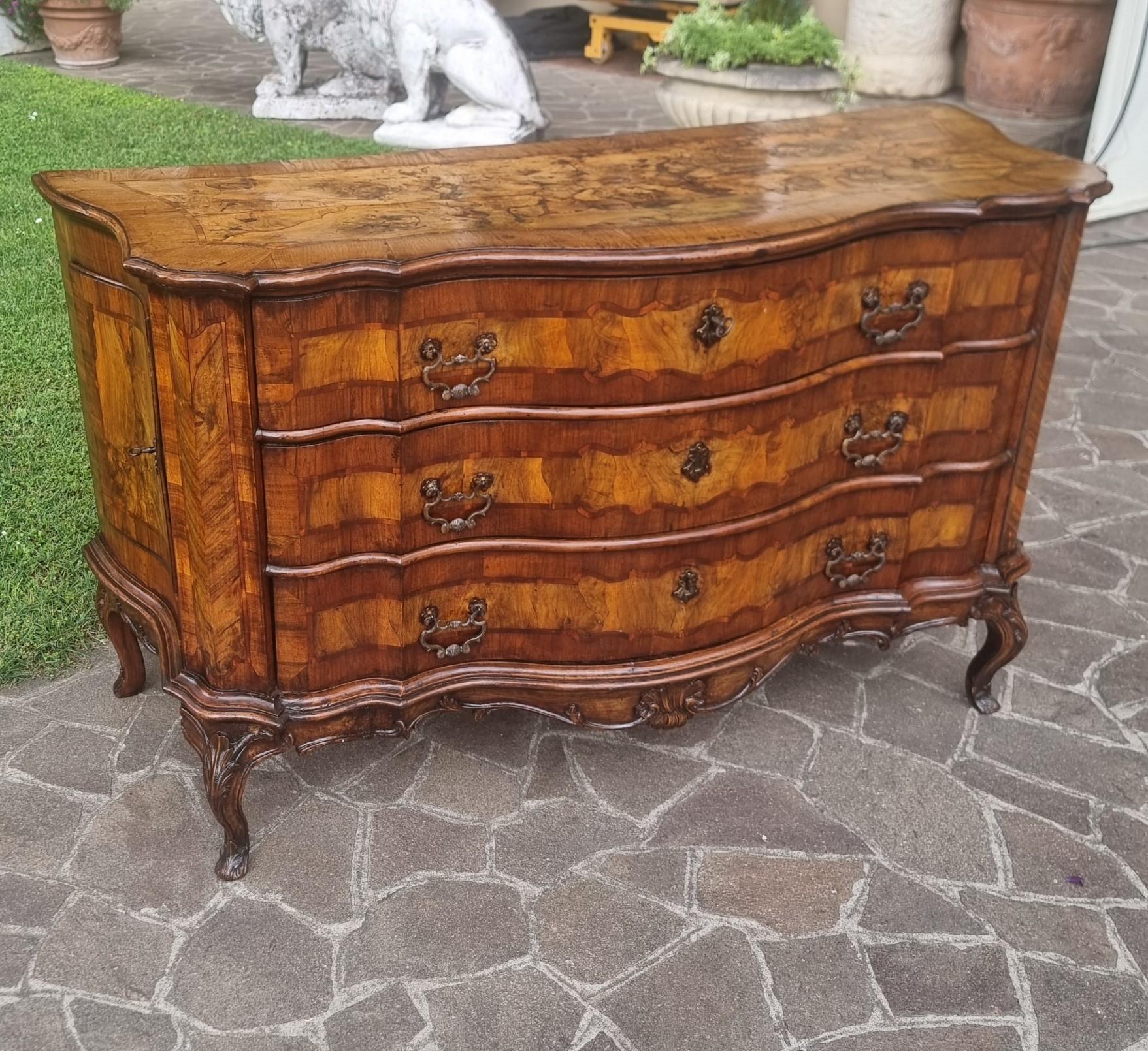 Italian Cassettone veneziano del 700 in radica di noce  da palazzo signorile in vendita
