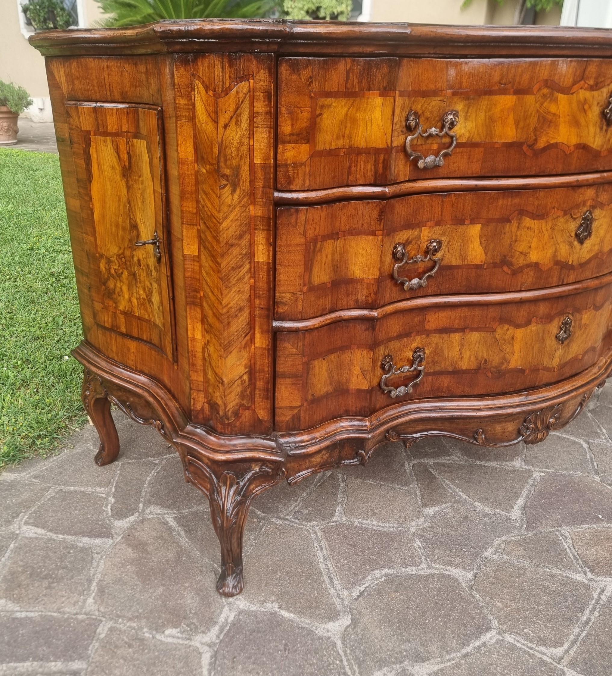 18th Century and Earlier Cassettone veneziano del 700 in radica di noce  da palazzo signorile in vendita