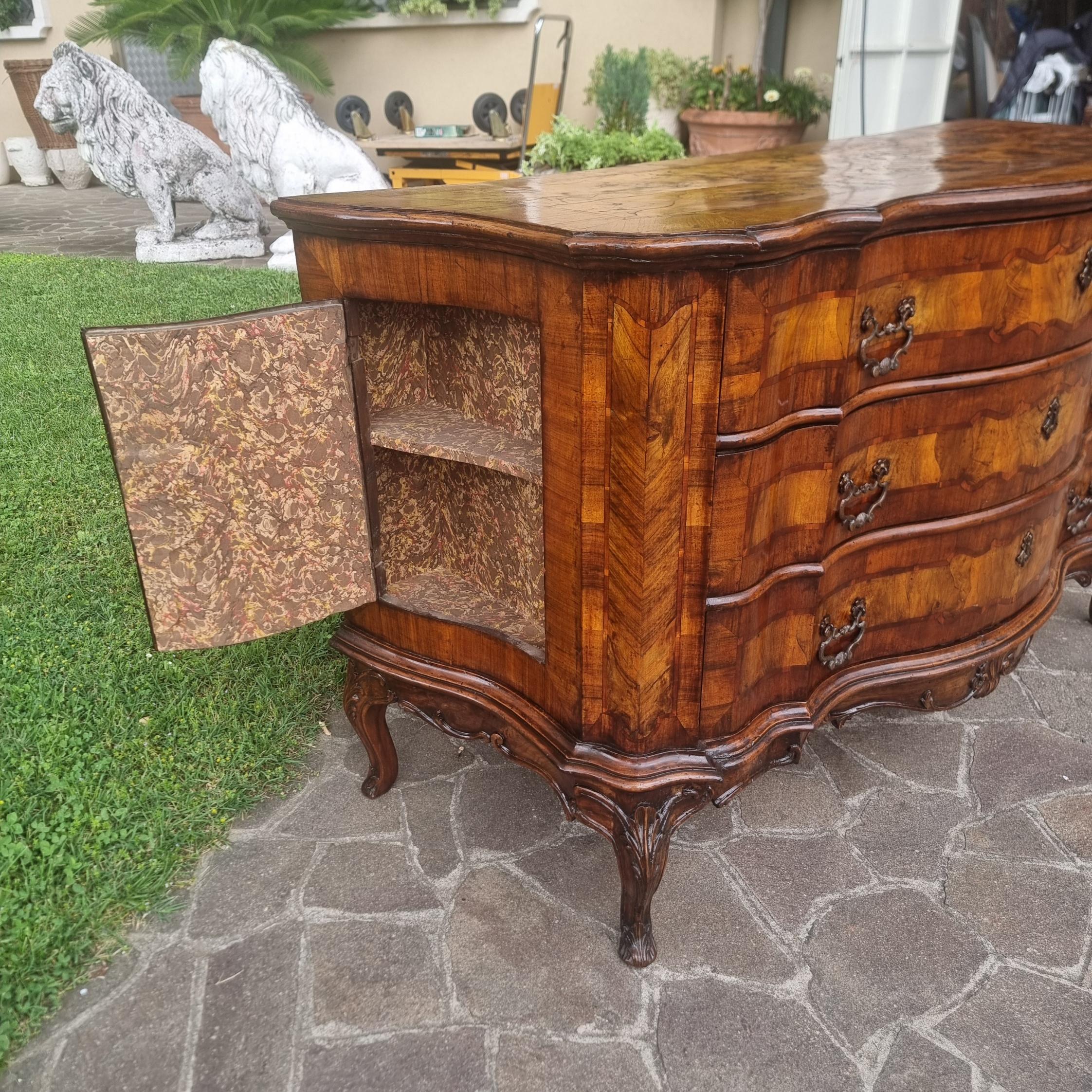 Cassettone veneziano del 700 in radica di noce  da palazzo signorile in vendita 1
