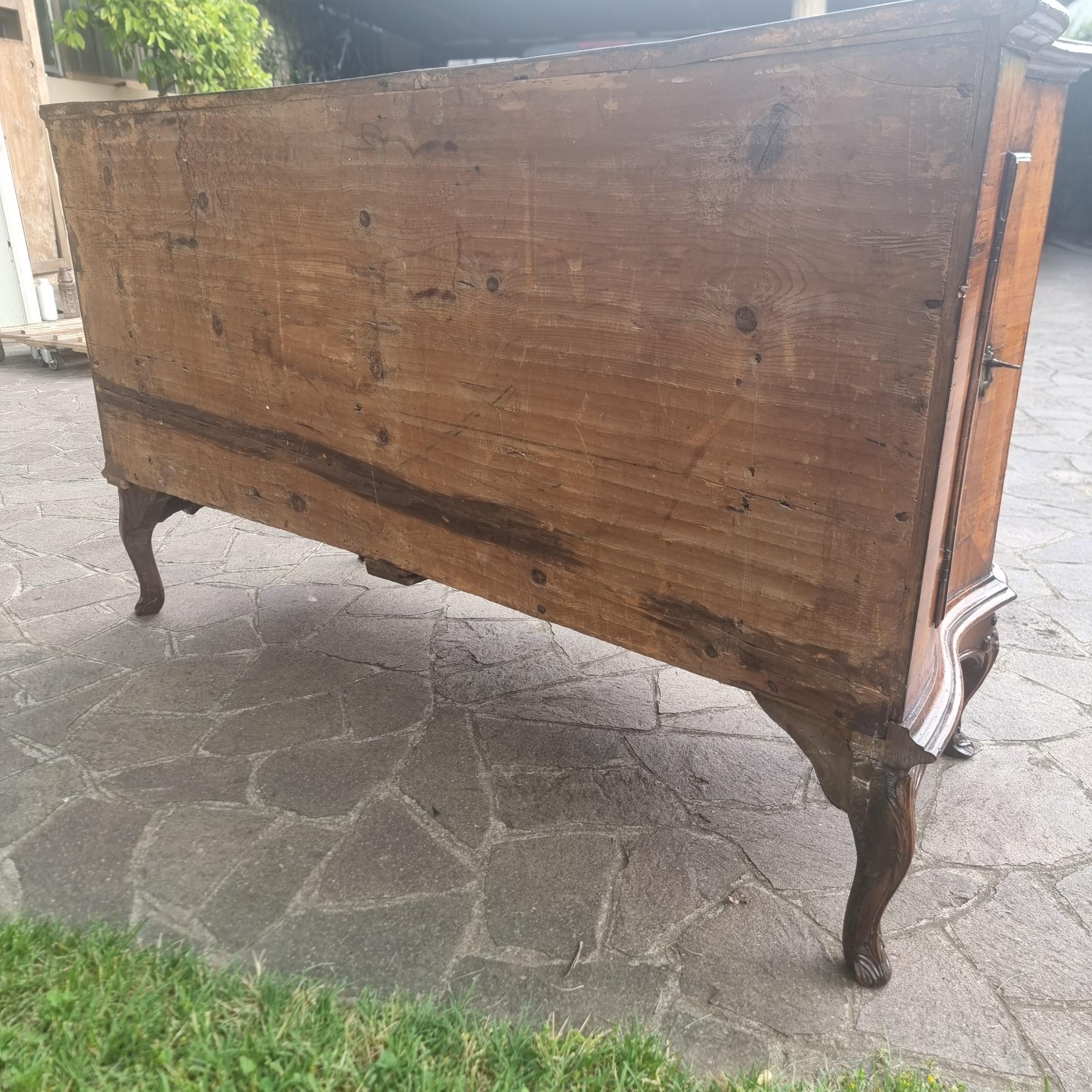 Cassettone veneziano del 700 in radica di noce  da palazzo signorile in vendita 2