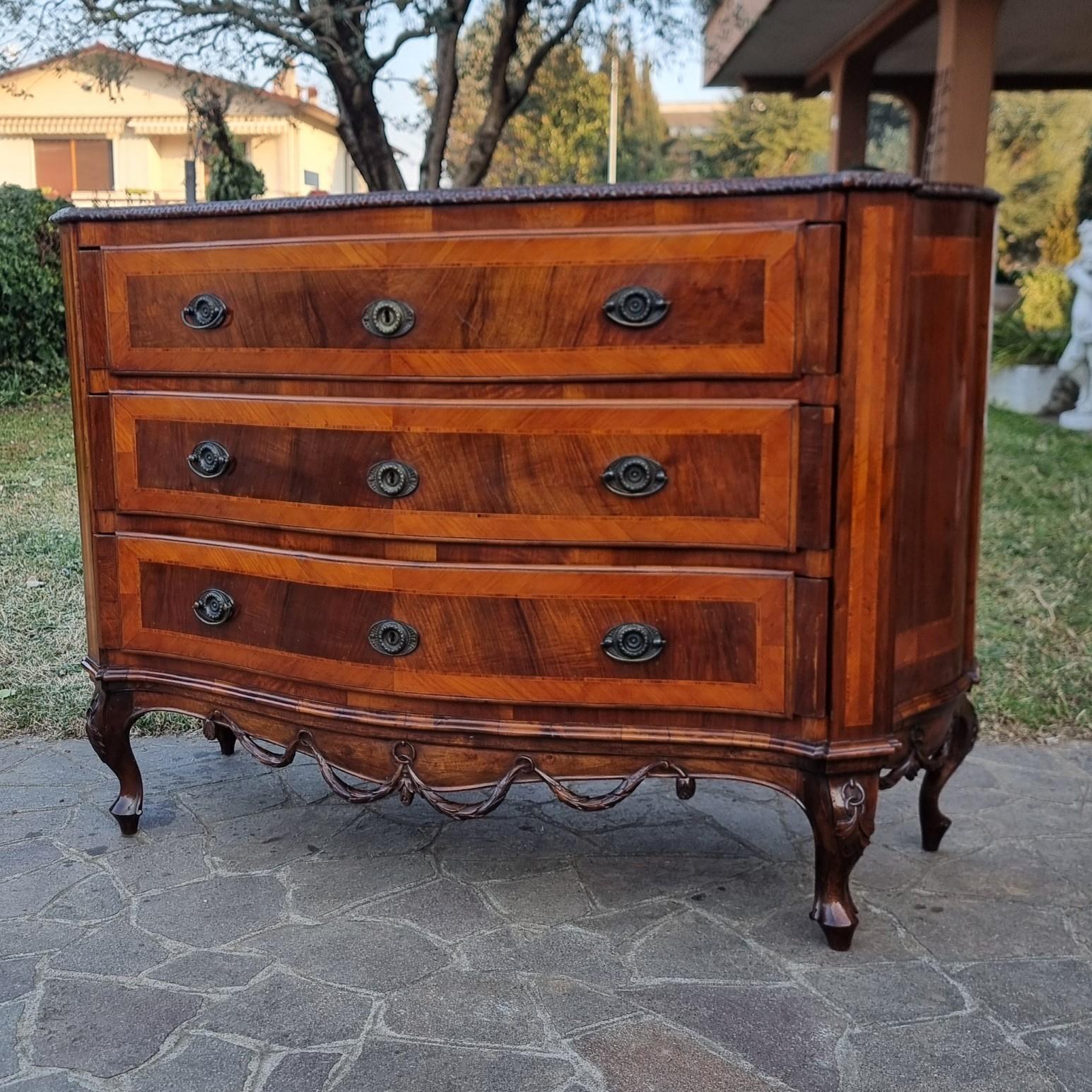 Cassettone Veneziano in Noce dell’800 con Intarsi in Palma – Un’Eccellenza di Eleganza e Artigianato

Un capolavoro dell’ebanisteria veneziana
Il cassettone veneziano in noce dell’800 con raffinati intarsi in palma è una straordinaria espressione