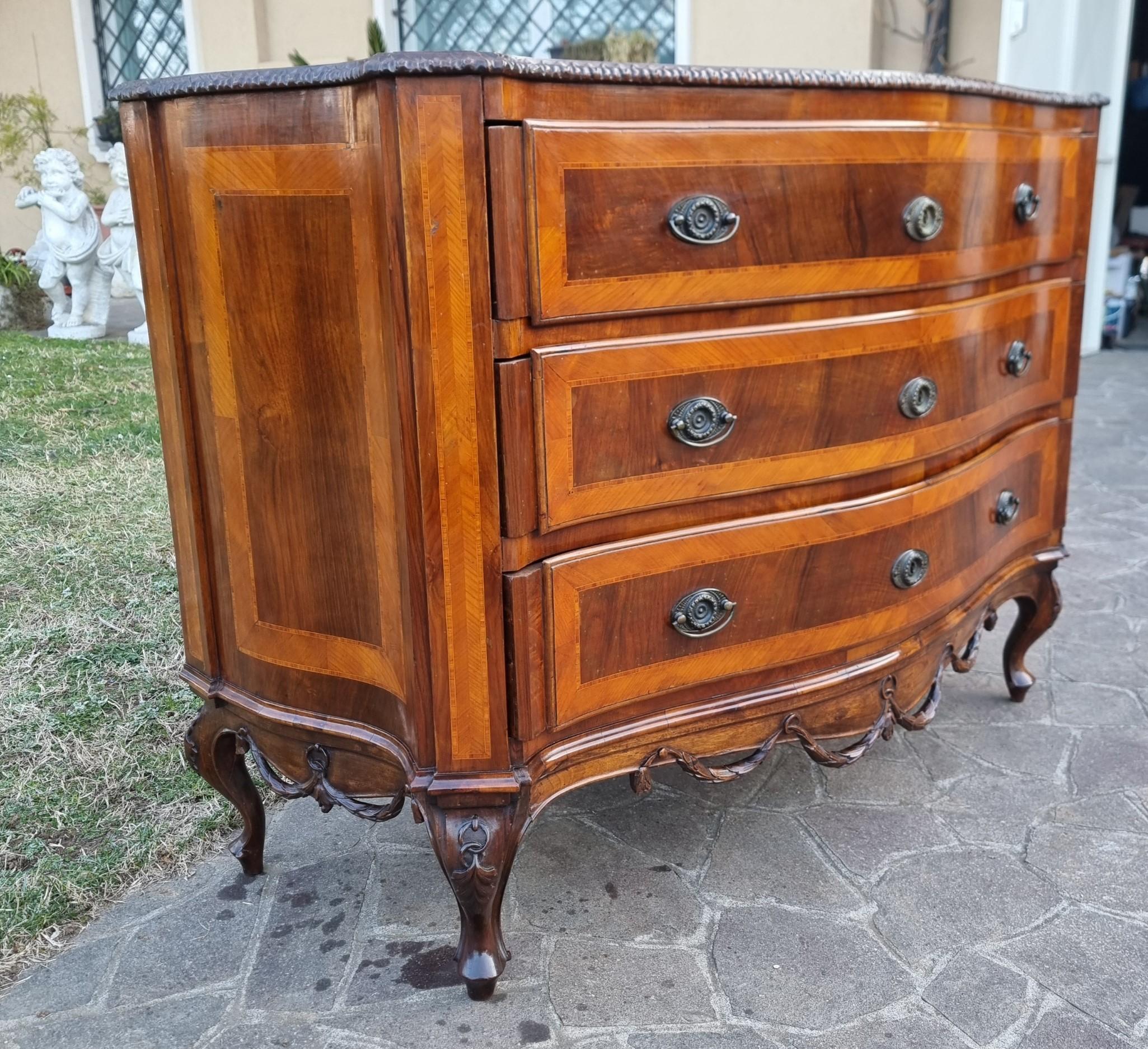 Cassettone Veneziano in Noce dell’800 con Intarsi in Palma In condizioni ottime in vendita a Villa Verucchio, Emilia-Romagna
