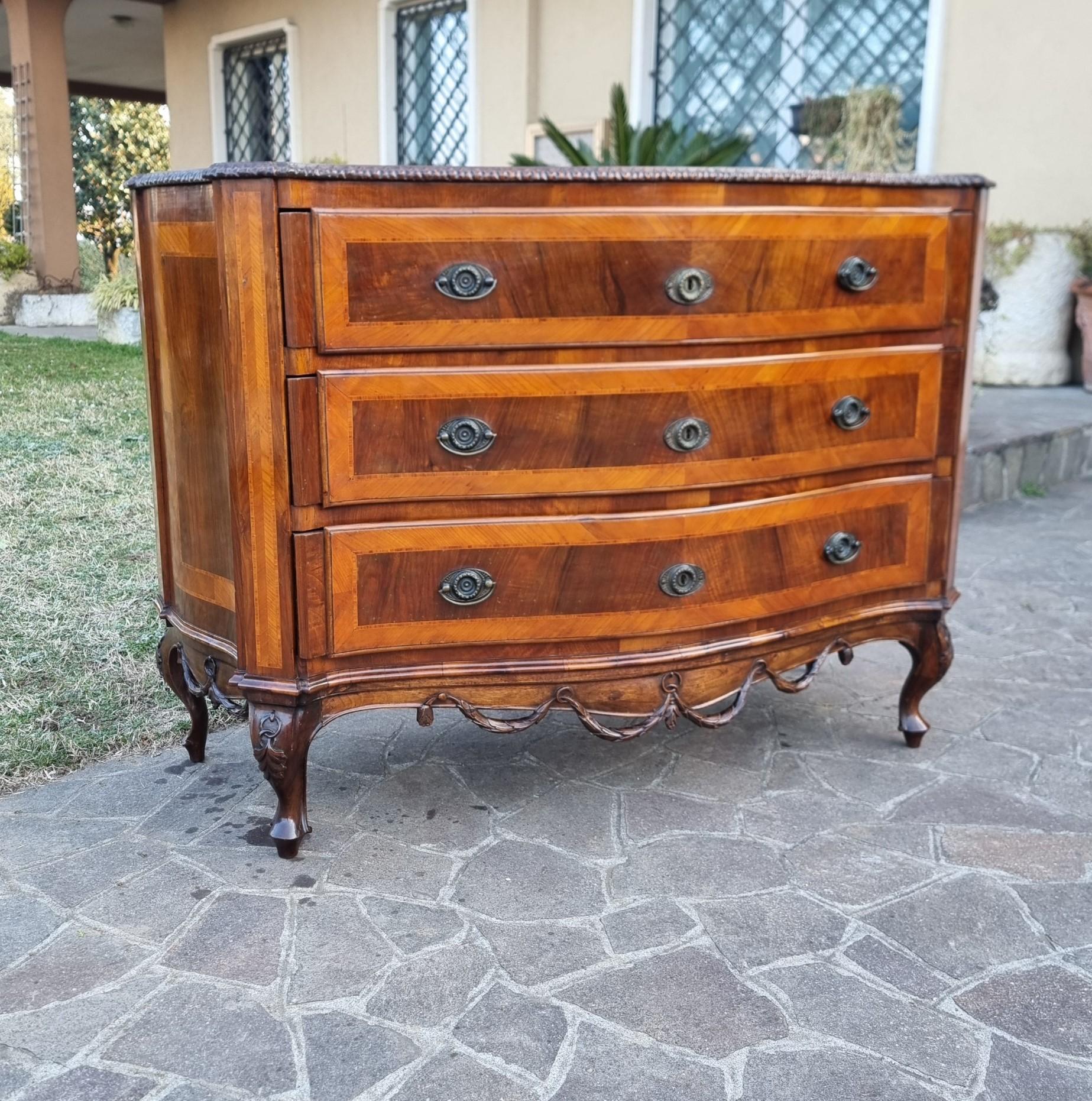 Mid-19th Century Cassettone Veneziano in Noce dell’800 con Intarsi in Palma in vendita