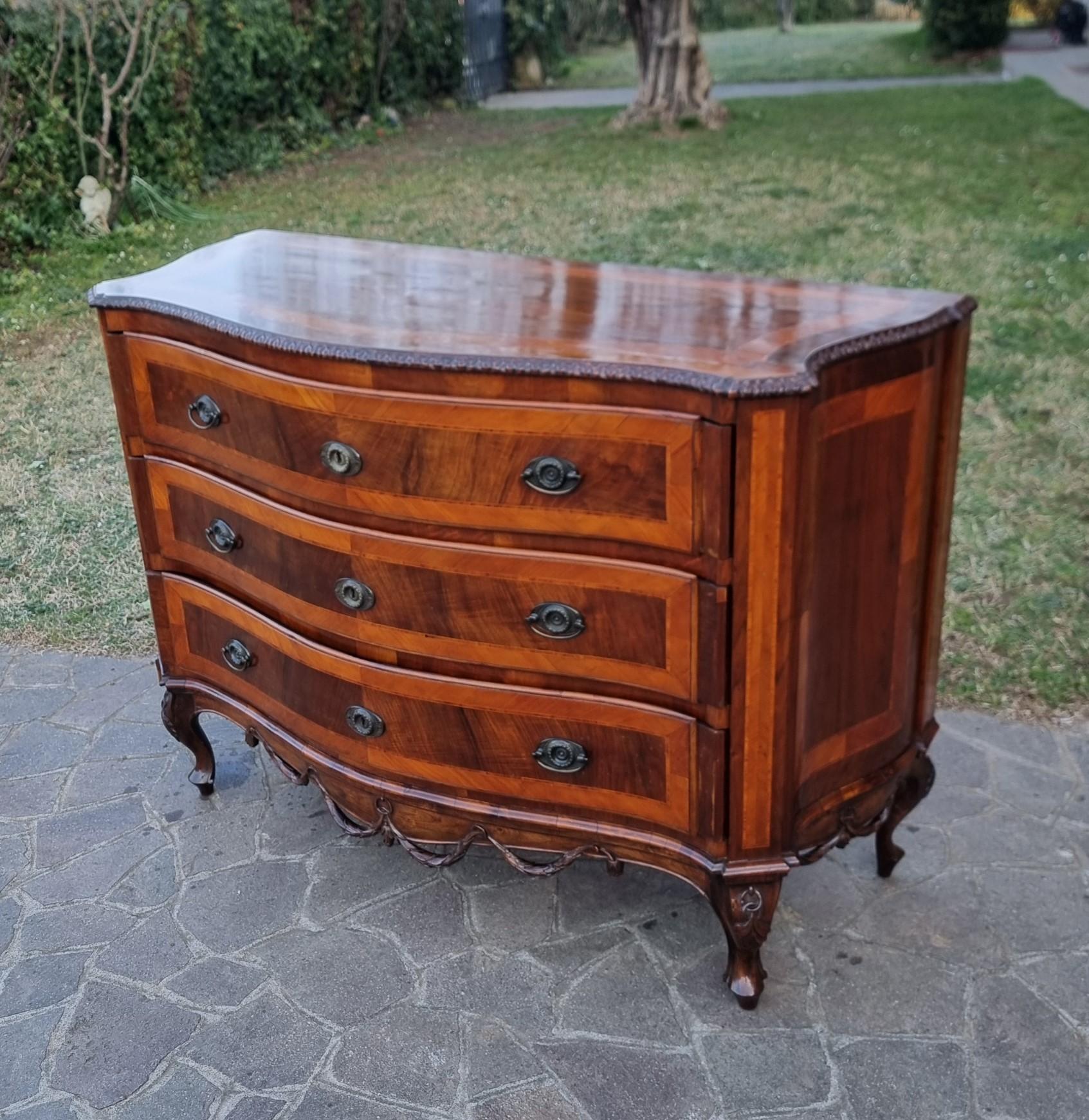Cassettone Veneziano in Noce dell’800 con Intarsi in Palma in vendita 3