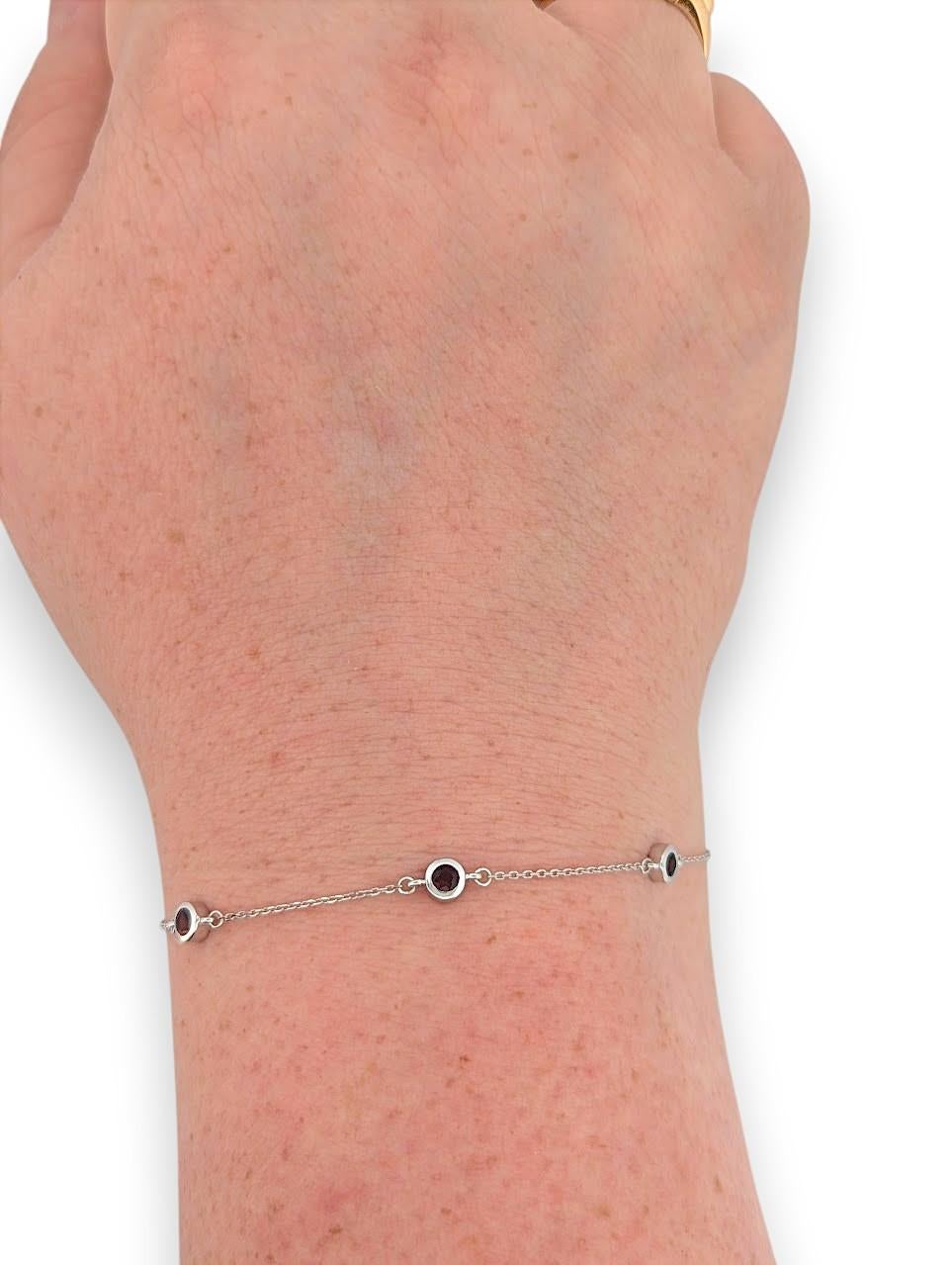 La pulsera Cassia es una expresión elegante y moderna de elegancia atemporal. Engarzada en luminoso oro blanco de 10 quilates, esta pulsera de 20 cm presenta cinco granates naturales engastados en bisel que suman 0,75 ct, cada uno de los cuales