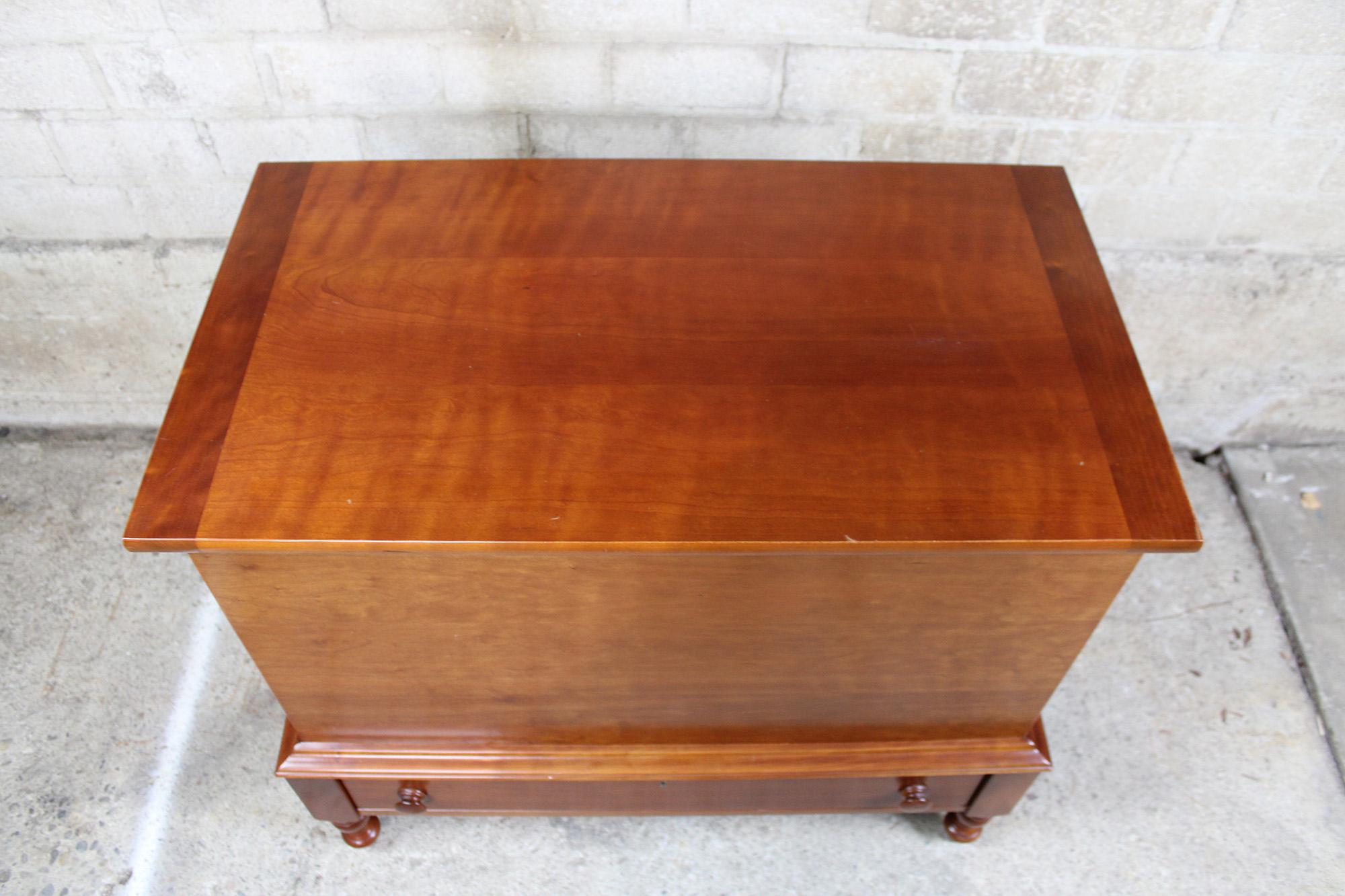 Cassidy Furniture Cherry Early American Sugar Mule Chest Farmhouse Blanket Trunk In Good Condition In Dayton, OH
