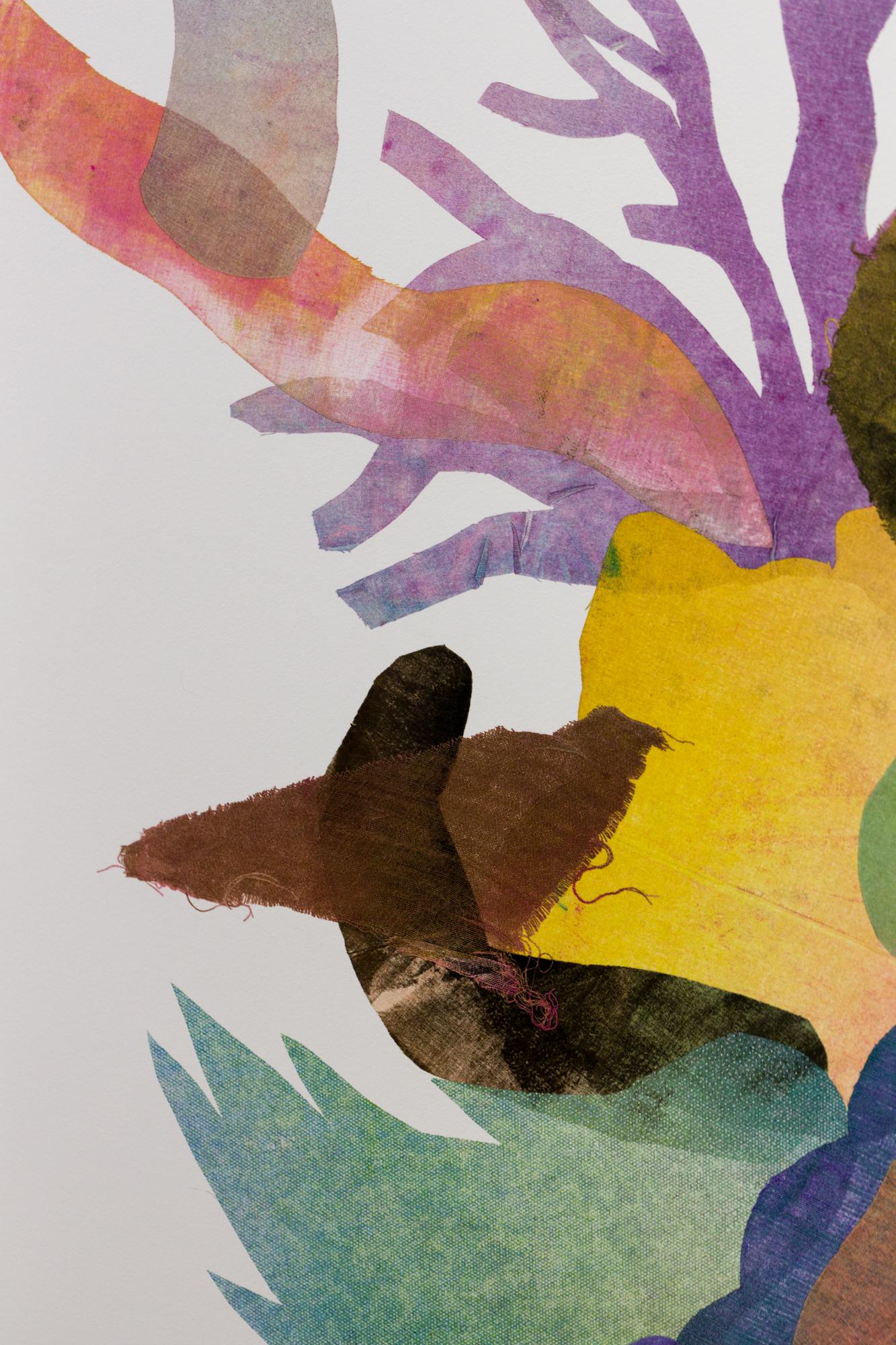 « force de l'inséparable », abstrait, monoimpressions, encre, tissu, motif botanique - Print de Cassie Normandy White