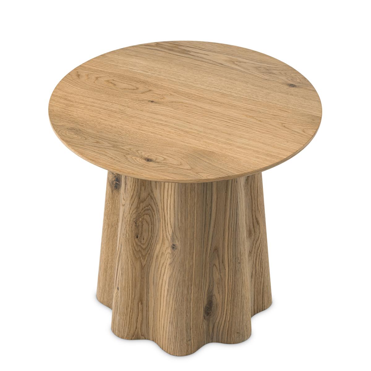 Tavolino Cassie Oak con tutta la struttura
in legno, con impiallacciatura in rovere naturale.