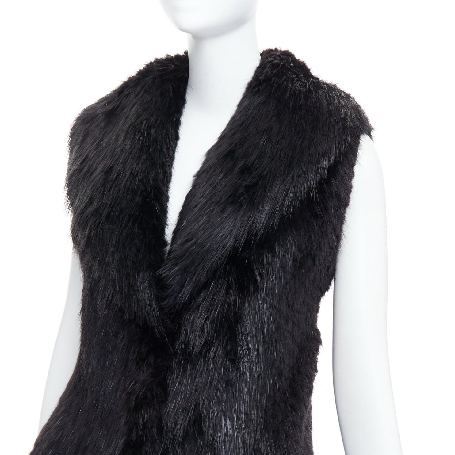 CASSIN NEW YORK - Giacca gilet con collo a scialle in vera pelliccia nera Sz.P XS
Riferimento: JACG/A00276
Marchio: Cassin
Materiale: Pelliccia
Colore: nero
Modello: Tinta unita
Chiusura: Gancio e barra
Fodera: Tessuto nero

CONDIZIONE:
Condizioni: