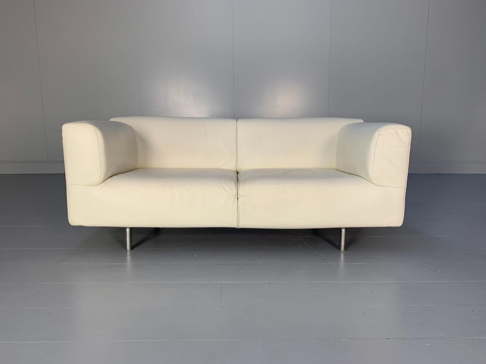 Im Angebot ist das hervorragende, makellos präsentierte 2-Sitz-Sofa 