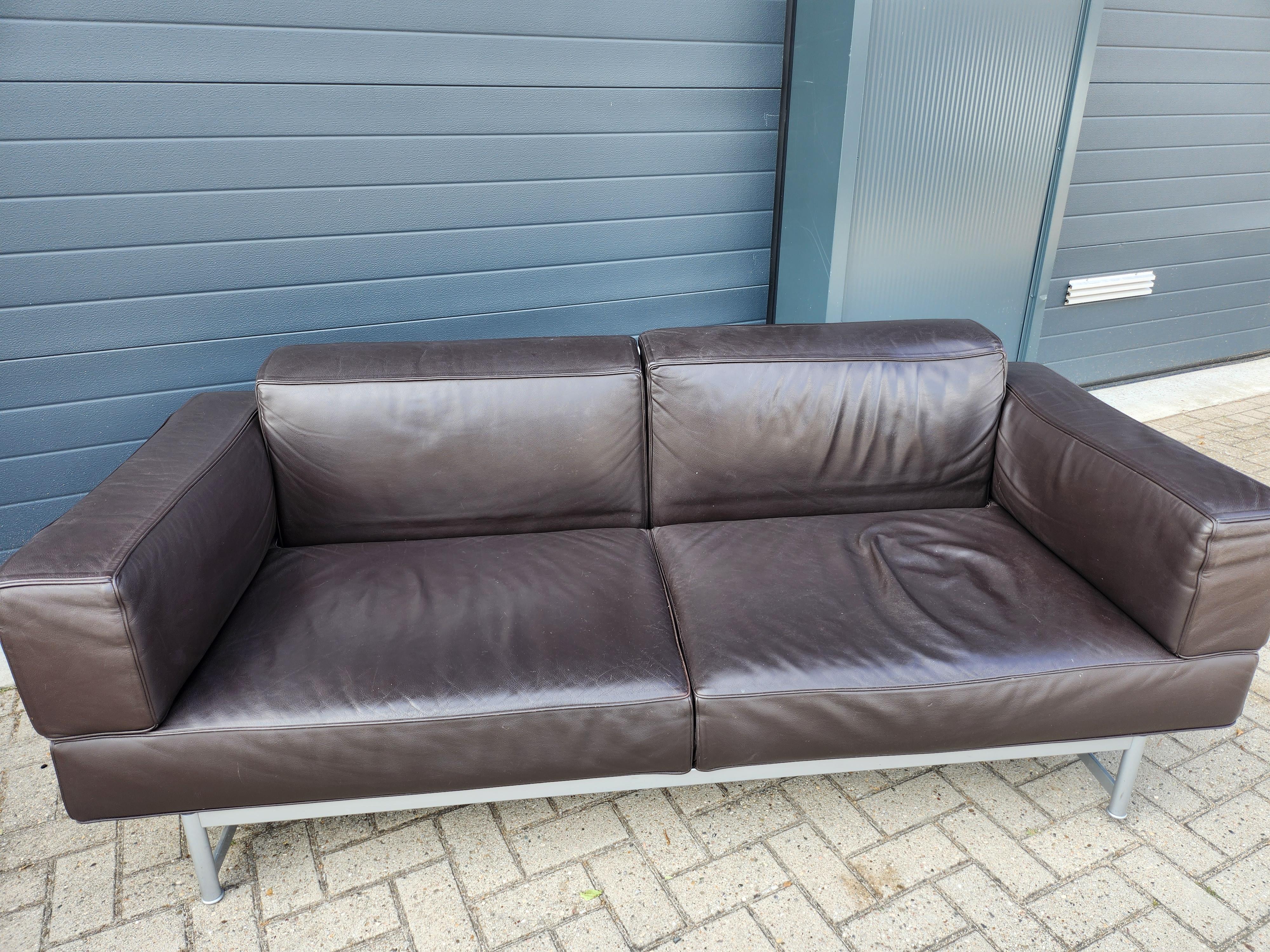 The 260 REEF sofa from the Italian manufacturer Cassina.
The frame is made of steel, filler - foam, upholstery - leather. The model will decorate the living room in designer style.

The sofas are in very good, but used condition. Small scratches .