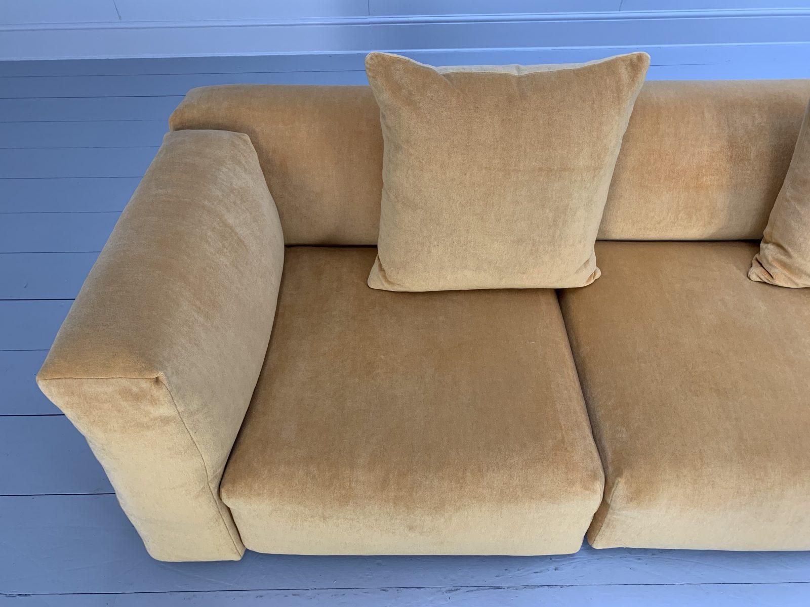 4-Sitzes Sofa aus goldenem Mohair-Samt von Cassina 271 Mex Cube im Zustand „Gut“ im Angebot in Barrowford, GB
