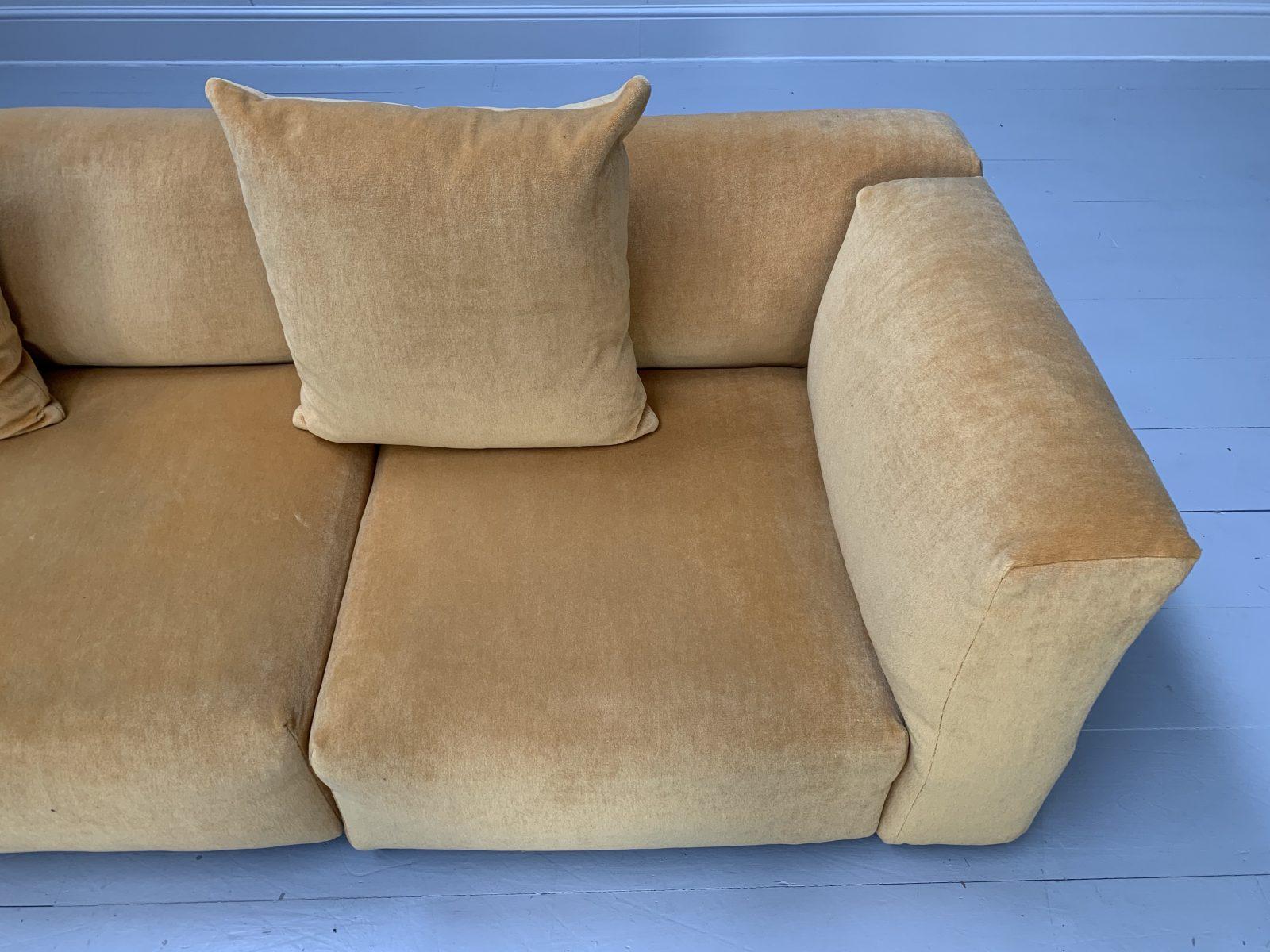 Cassina “271 Mex Cube” 4-Seat Sectional Sofa in Gold Mohair Velvet For Sale 3