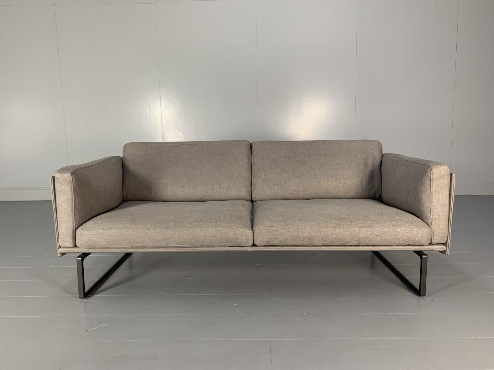 Salve amici, e benvenuti a un'altra imperdibile offerta di Lord Browns Furniture, la principale risorsa del Regno Unito per divani e sedie di pregio.

 

In questa occasione viene offerto l'iconico divano a 2,5 posti 