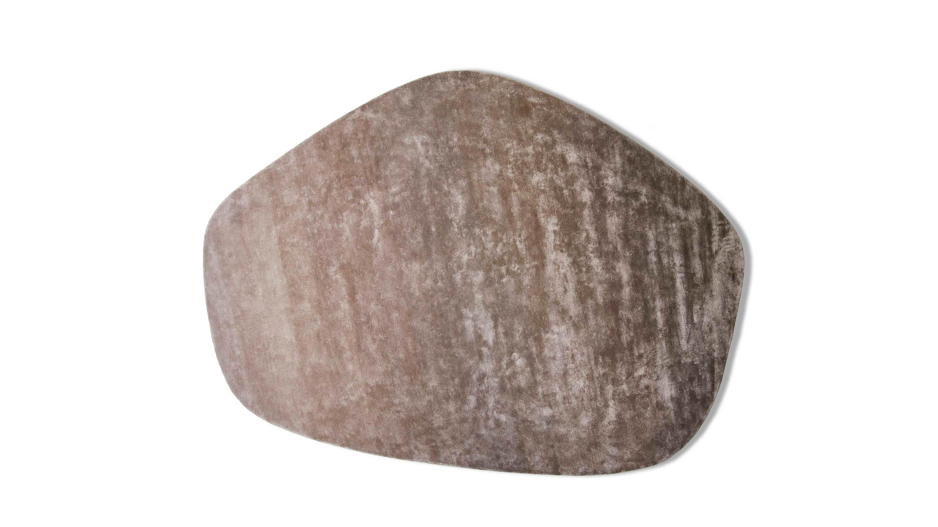 Cassina Aral Rug Color Carta Da Zucchero 

The consummate combination of artisan skills and design, this elegant modern rug portrays technical refinement and contemporary taste. 

Its gorgeous uniqueness derives from a focus on creative artisan