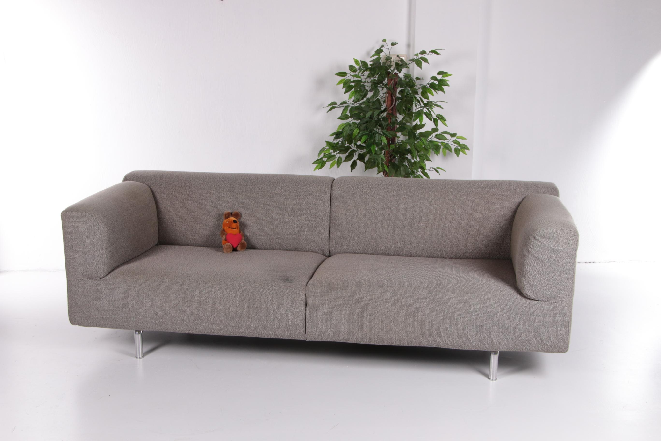 Cassina Bank Model 250 gray melange, design by Piero Lissoni.


This sofa is of the 250 series made in the 1980s.

The design is by a leading Italian architect, art director and designer Piero Lissoni (1956) in collaboration with Sook Kim. In