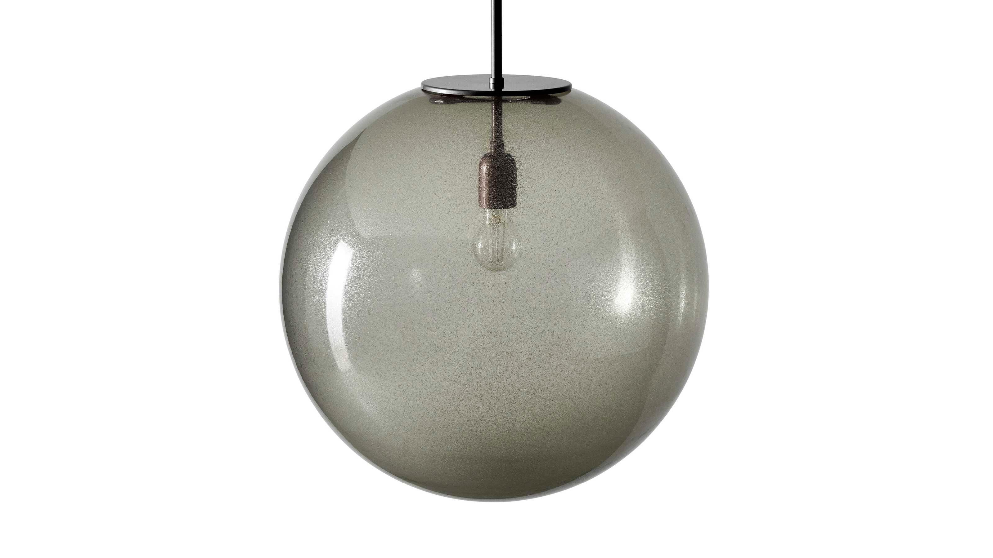 Lampada a sospensione in vetro soffiato di Cassina Bollicosa

Bollicosa continua la tradizione della soffiatura del vetro con una classica sfera in vetro soffiato che presenta le tipiche bolle superficiali del vetro soffiato a mano.

Lampada a